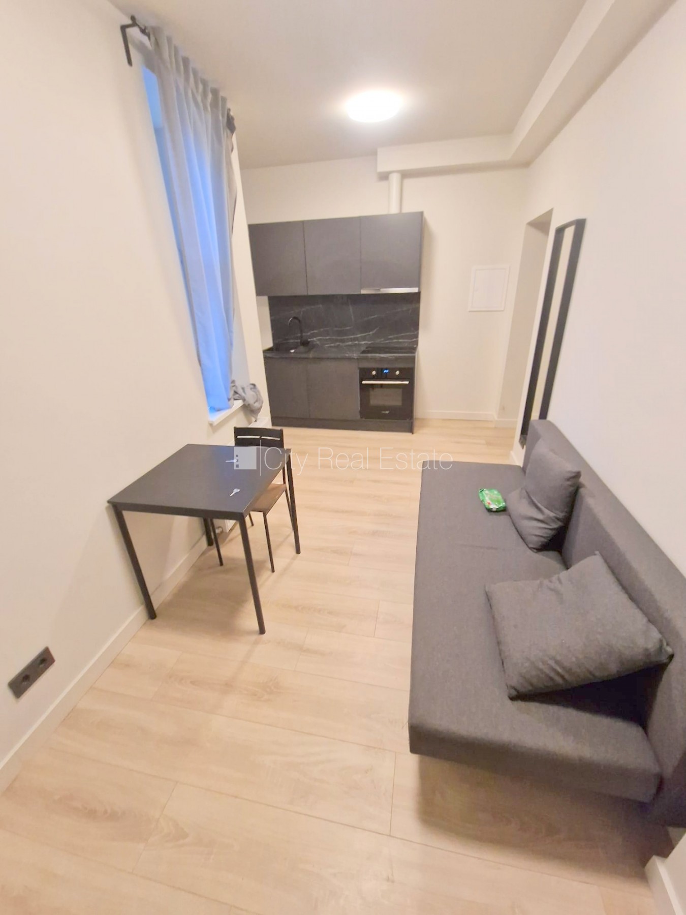 Sludinājumi. Fasādes māja, renovēta māja, ieeja no ielas, ir lifts, kāpņu telpa pēc kapitālā remonta, logi Cena: 290 EUR/mēn Foto #2