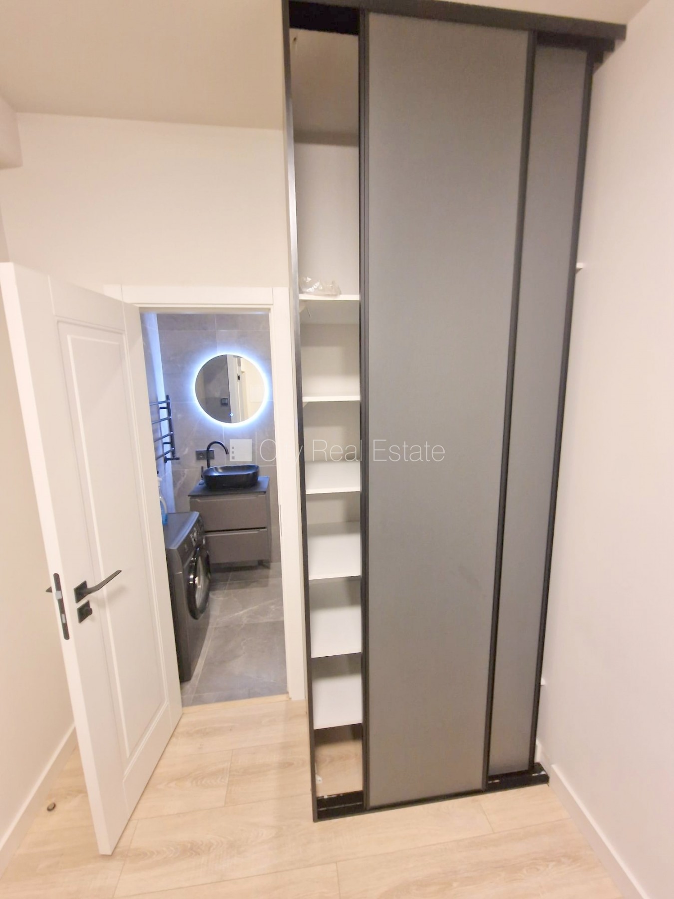 Sludinājumi. Fasādes māja, renovēta māja, ieeja no ielas, ir lifts, kāpņu telpa pēc kapitālā remonta, logi Cena: 290 EUR/mēn Foto #14