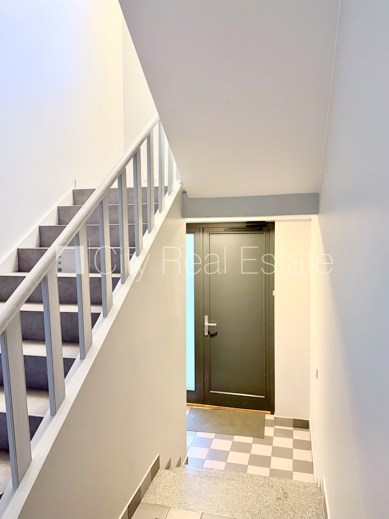 Sludinājumi. Fasādes māja, renovēta māja, slēgts pagalms, iežogota teritorija, vieta automašīnai, ieeja no Cena: 850 EUR/mēn Foto #17