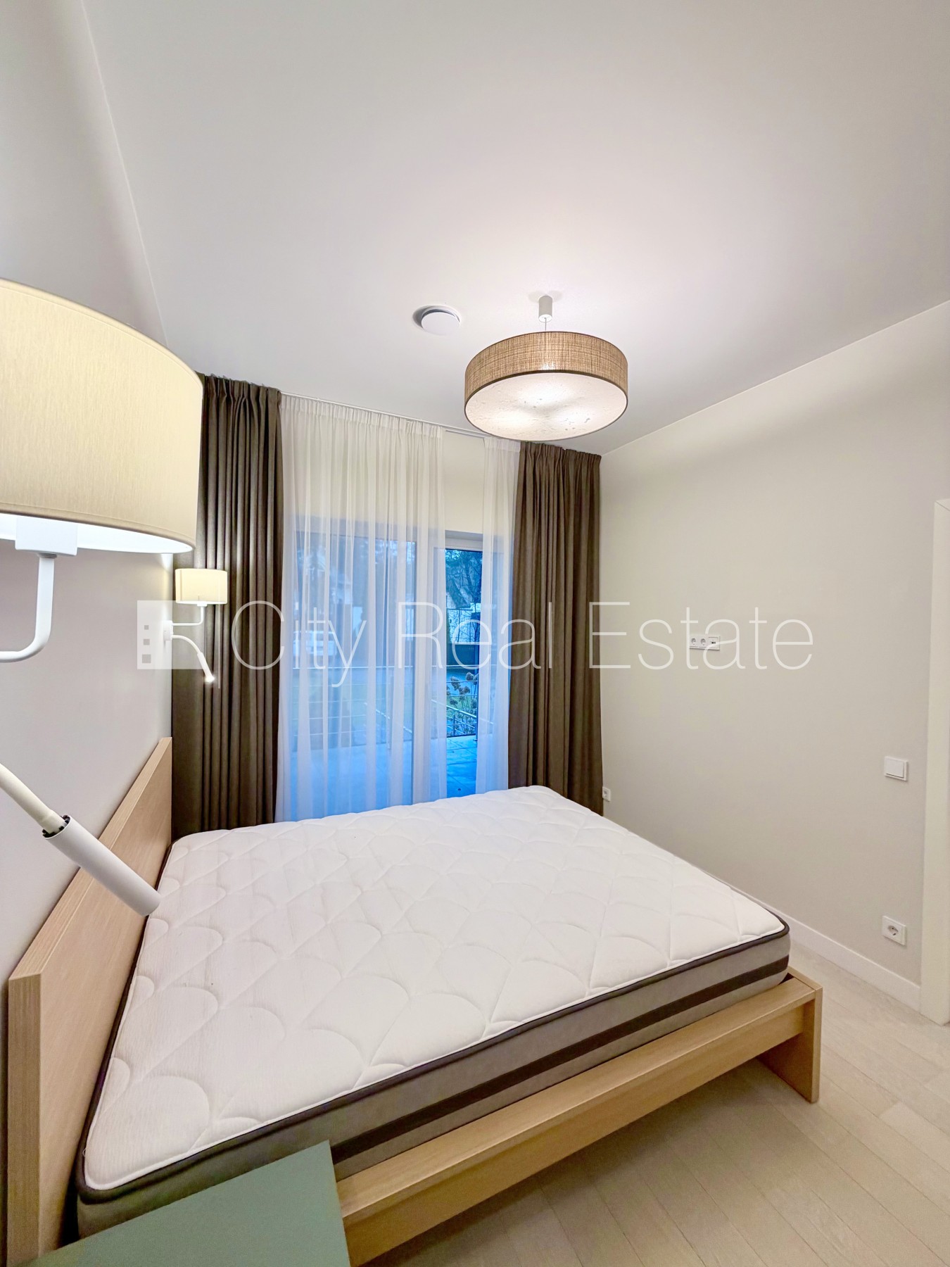 Sludinājumi. Fasādes māja, renovēta māja, slēgts pagalms, iežogota teritorija, vieta automašīnai, ieeja no Cena: 850 EUR/mēn Foto #8