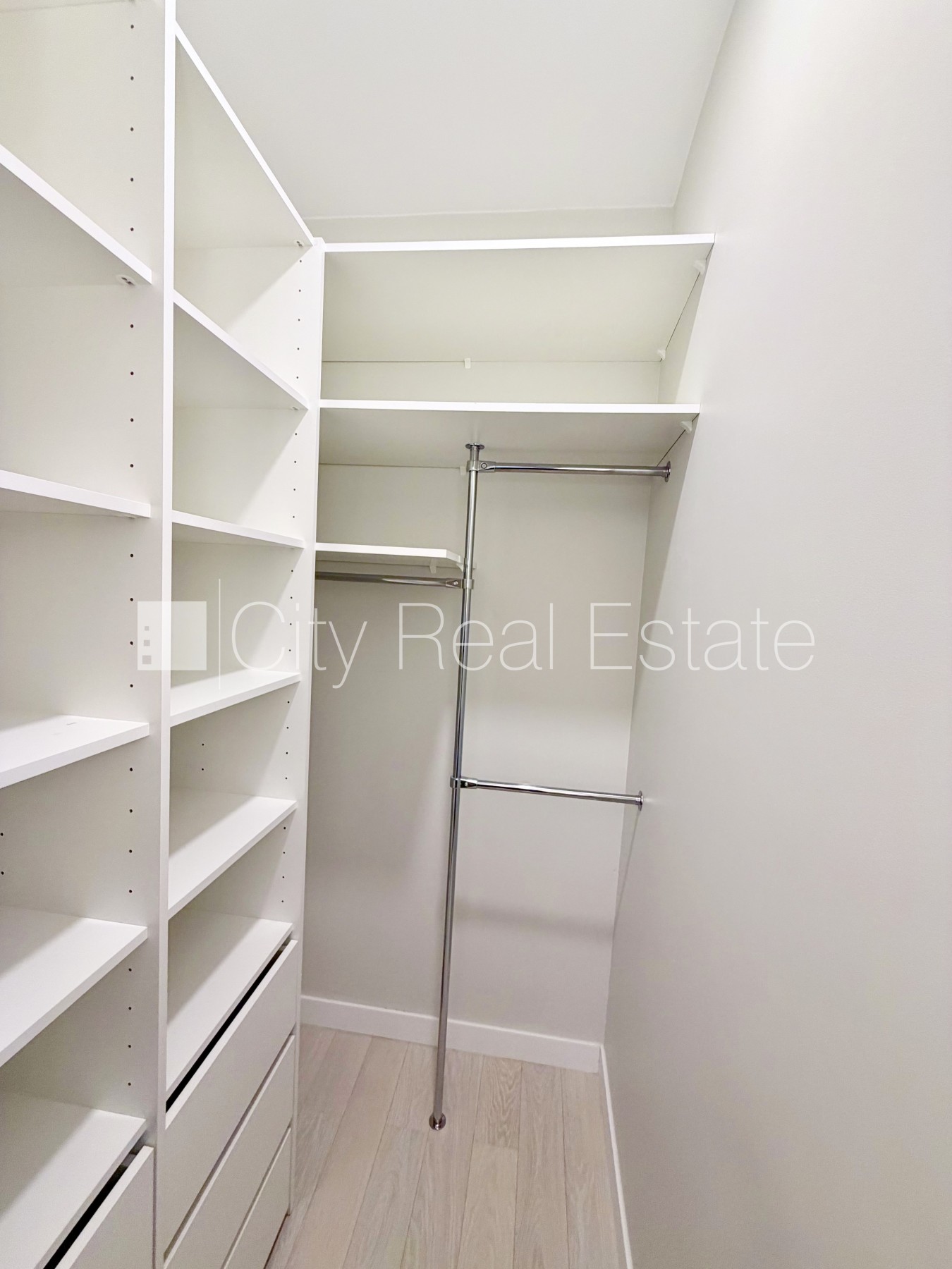 Sludinājumi. Fasādes māja, renovēta māja, slēgts pagalms, iežogota teritorija, vieta automašīnai, ieeja no Cena: 850 EUR/mēn Foto #13