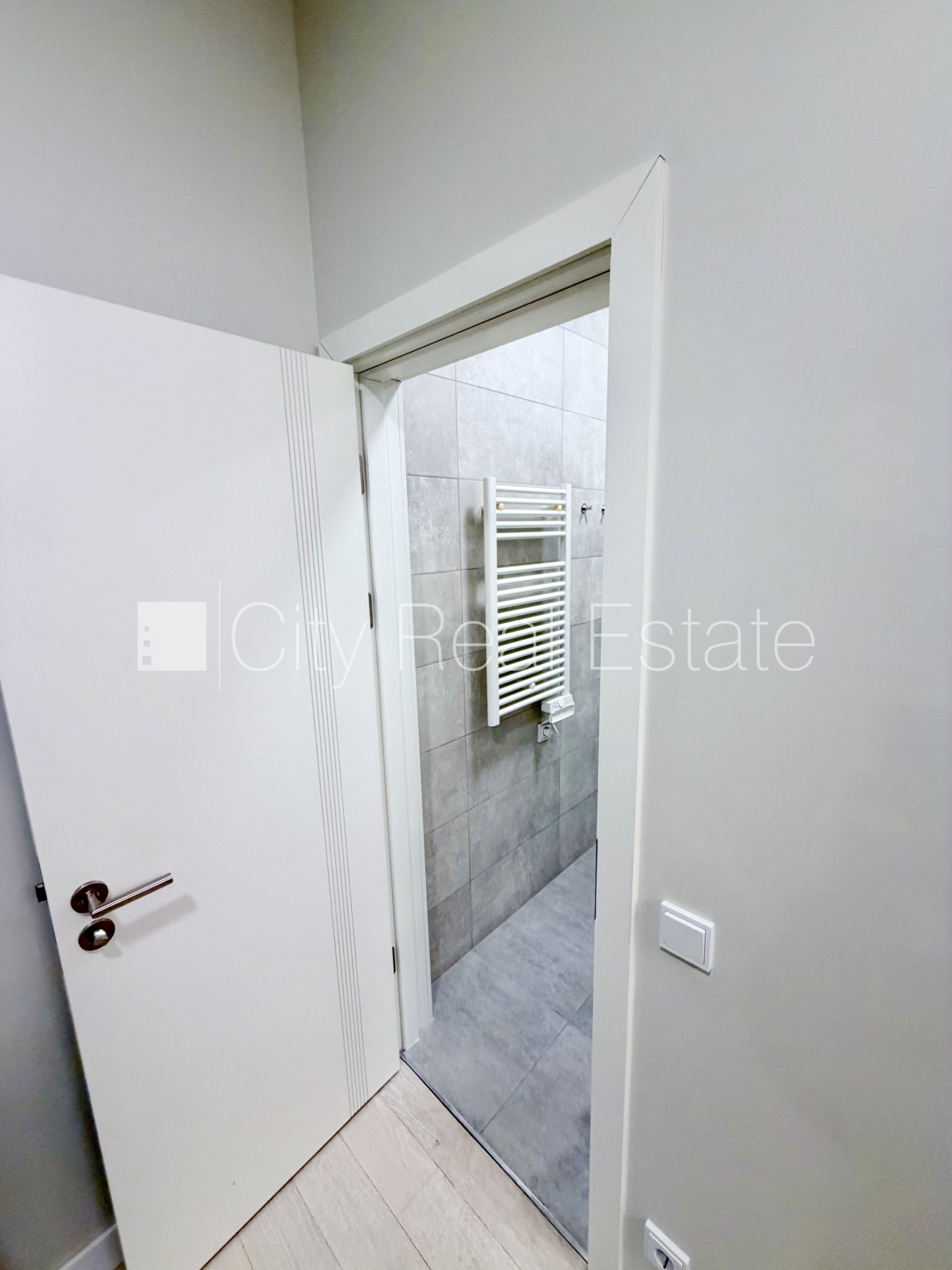 Sludinājumi. Fasādes māja, renovēta māja, slēgts pagalms, iežogota teritorija, vieta automašīnai, ieeja no Cena: 850 EUR/mēn Foto #14