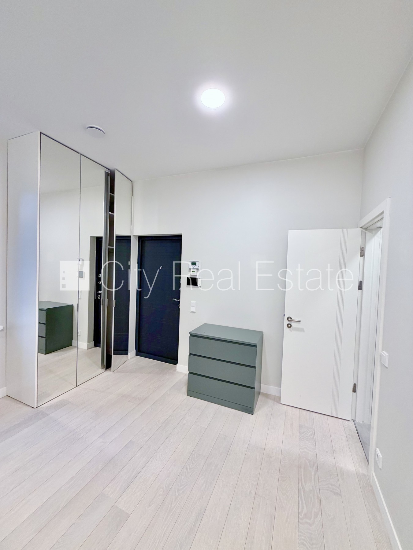 Sludinājumi. Fasādes māja, renovēta māja, slēgts pagalms, iežogota teritorija, vieta automašīnai, ieeja no Cena: 850 EUR/mēn Foto #16