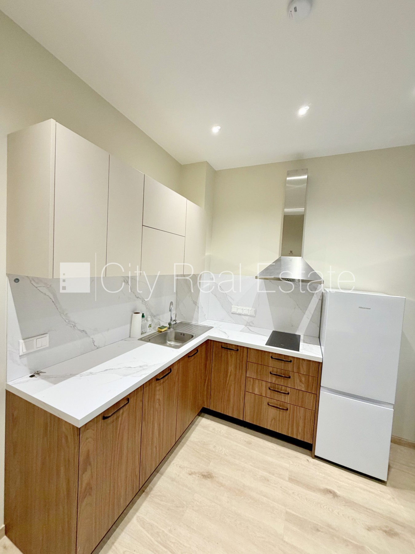 Sludinājumi. Fasādes māja, renovēta māja, slēgts pagalms, iežogota teritorija, bezmaksas stāvvieta pagalmā, Cena: 360 EUR/mēn Foto #1