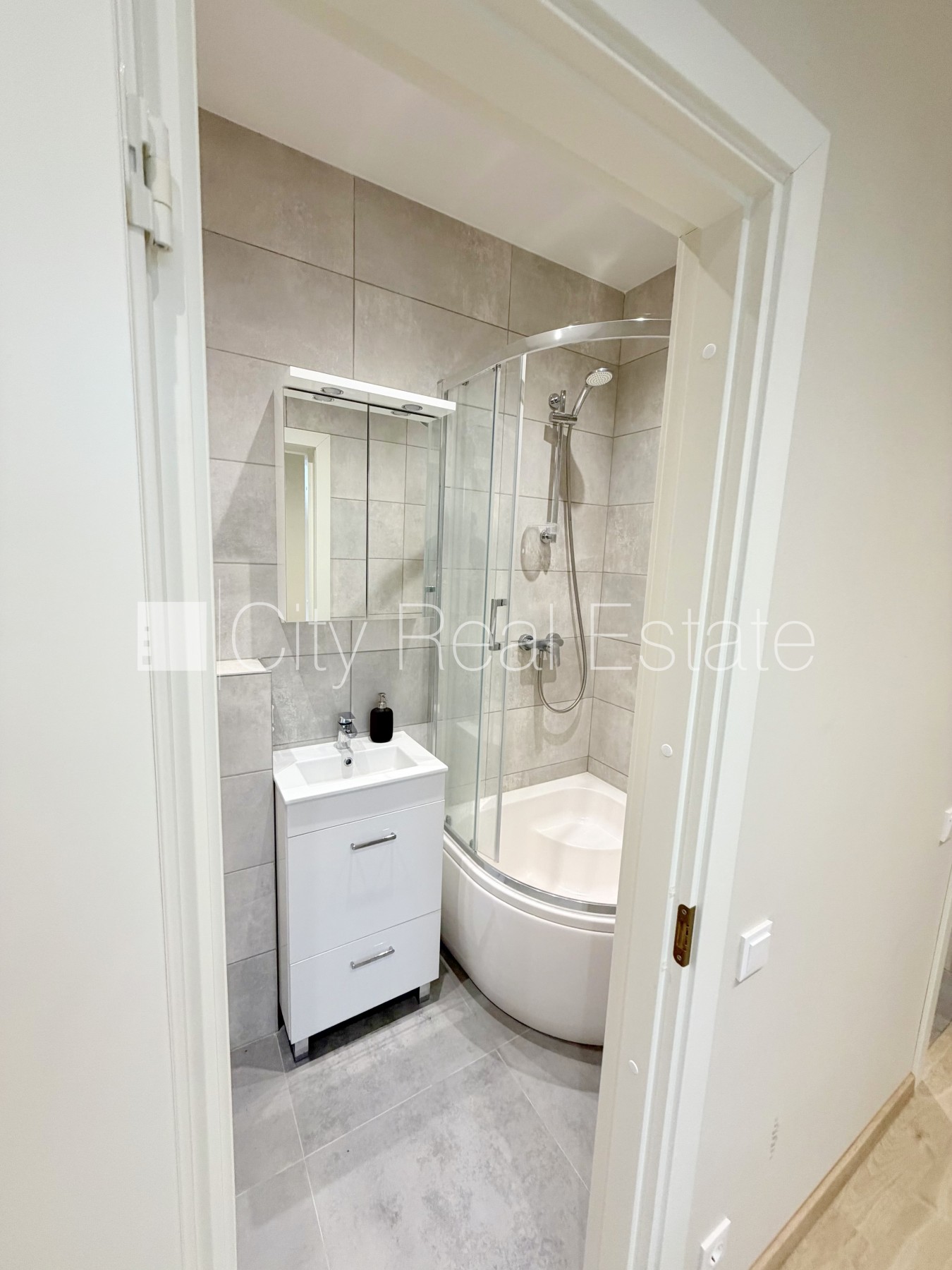 Sludinājumi. Fasādes māja, renovēta māja, slēgts pagalms, iežogota teritorija, bezmaksas stāvvieta pagalmā, Cena: 360 EUR/mēn Foto #11