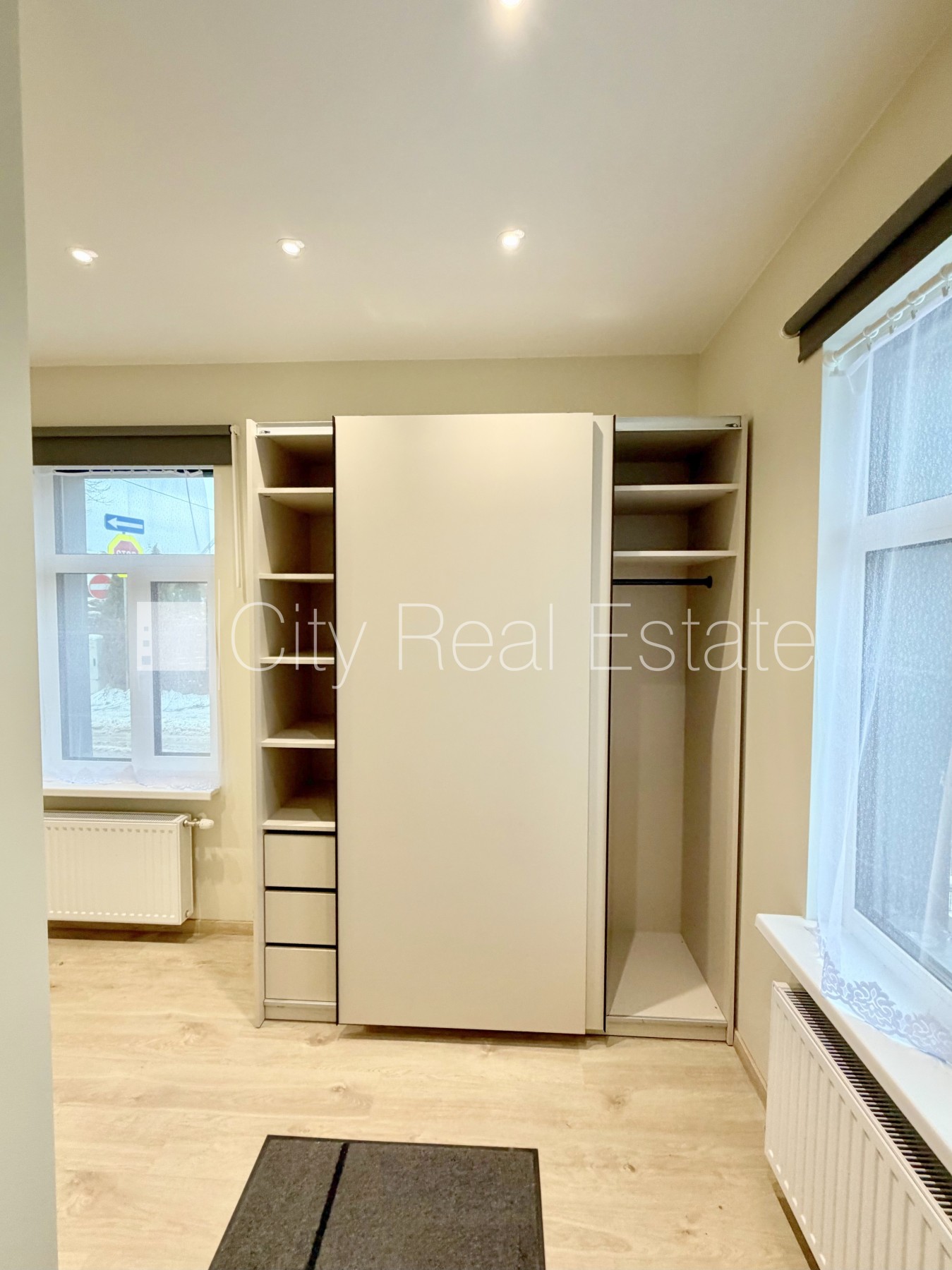 Sludinājumi. Fasādes māja, renovēta māja, slēgts pagalms, iežogota teritorija, bezmaksas stāvvieta pagalmā, Cena: 360 EUR/mēn Foto #7