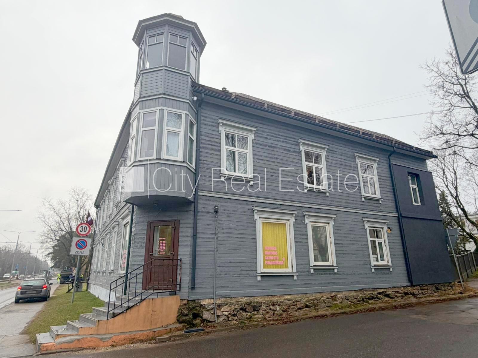 Sludinājumi. Fasādes māja, renovēta māja, vieta automašīnai, ieeja no ielas, logi vērsti mājas abās pusēs, Cena: 850 EUR/mēn Foto #2