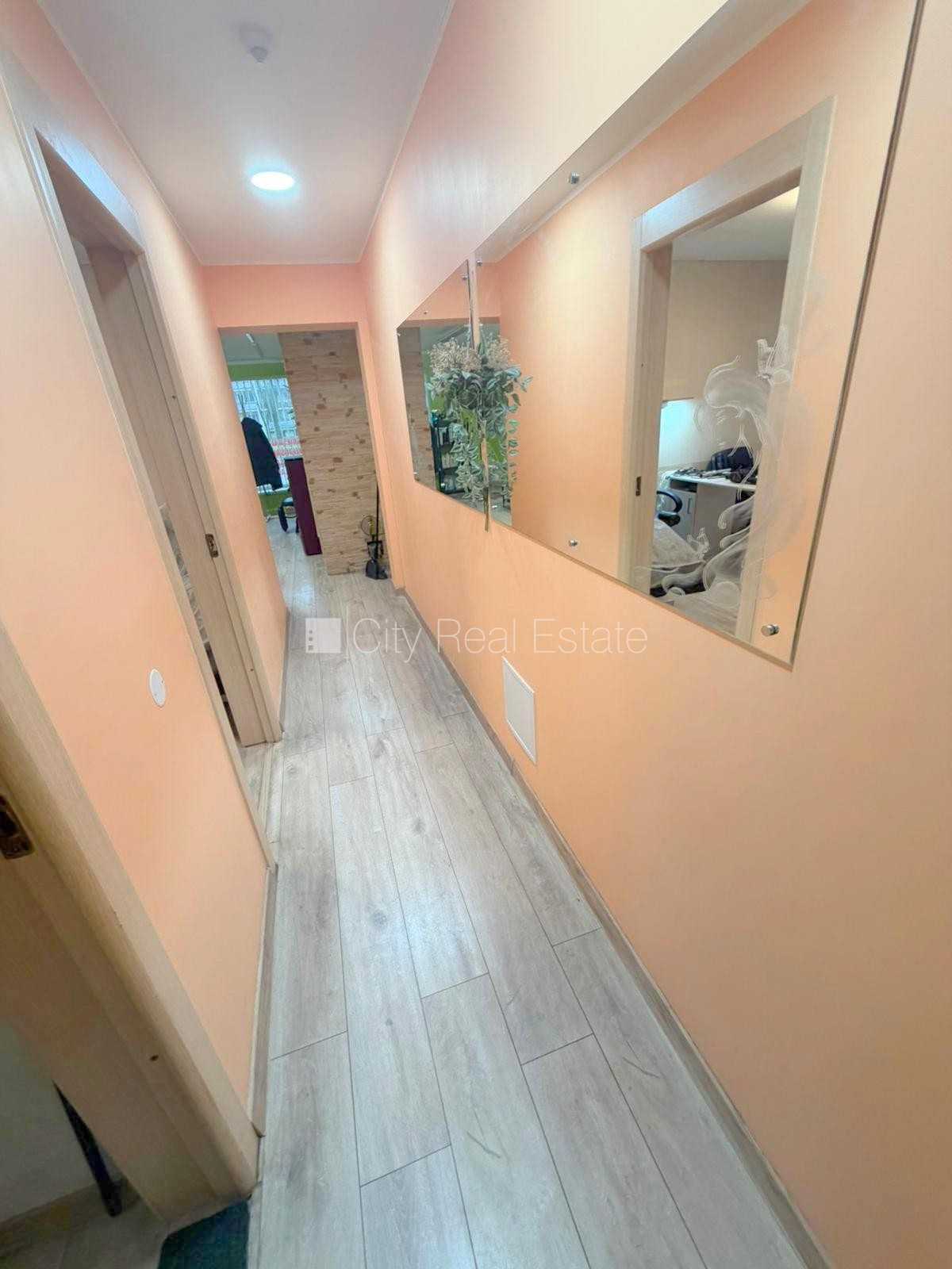 Sludinājumi. Fasādes māja, renovēta māja, vieta automašīnai, ieeja no ielas, logi vērsti mājas abās pusēs, Cena: 850 EUR/mēn Foto #9