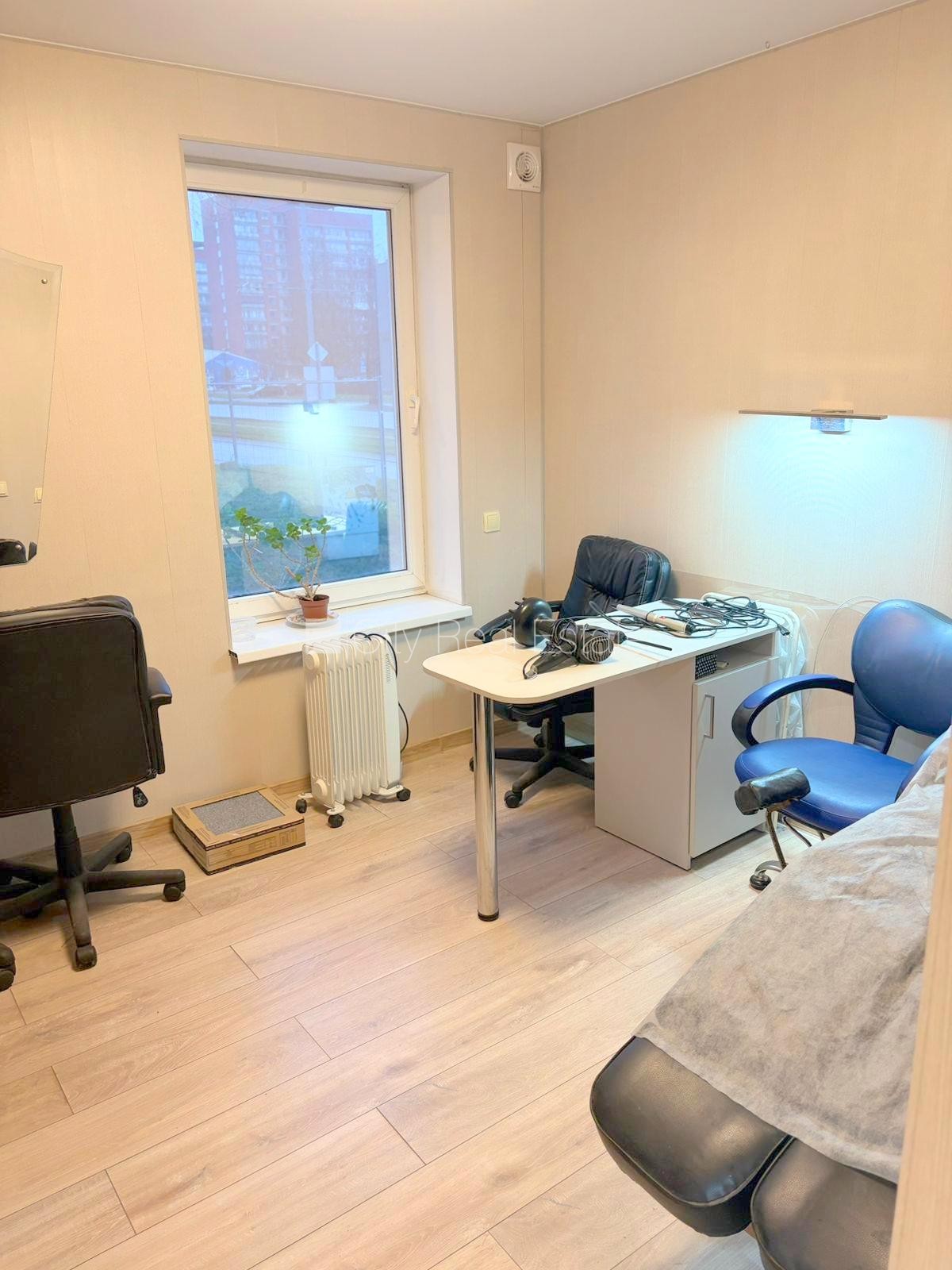 Sludinājumi. Fasādes māja, renovēta māja, vieta automašīnai, ieeja no ielas, logi vērsti mājas abās pusēs, Cena: 850 EUR/mēn Foto #10