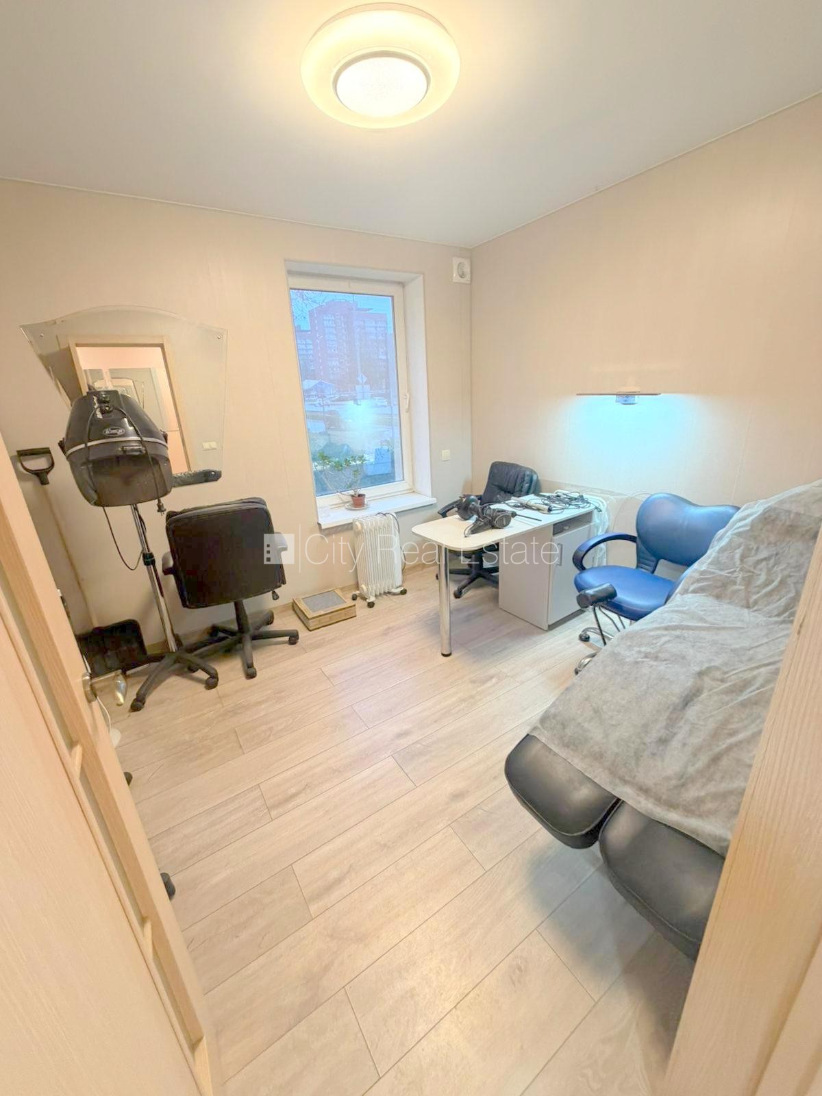 Sludinājumi. Fasādes māja, renovēta māja, vieta automašīnai, ieeja no ielas, logi vērsti mājas abās pusēs, Cena: 850 EUR/mēn Foto #11