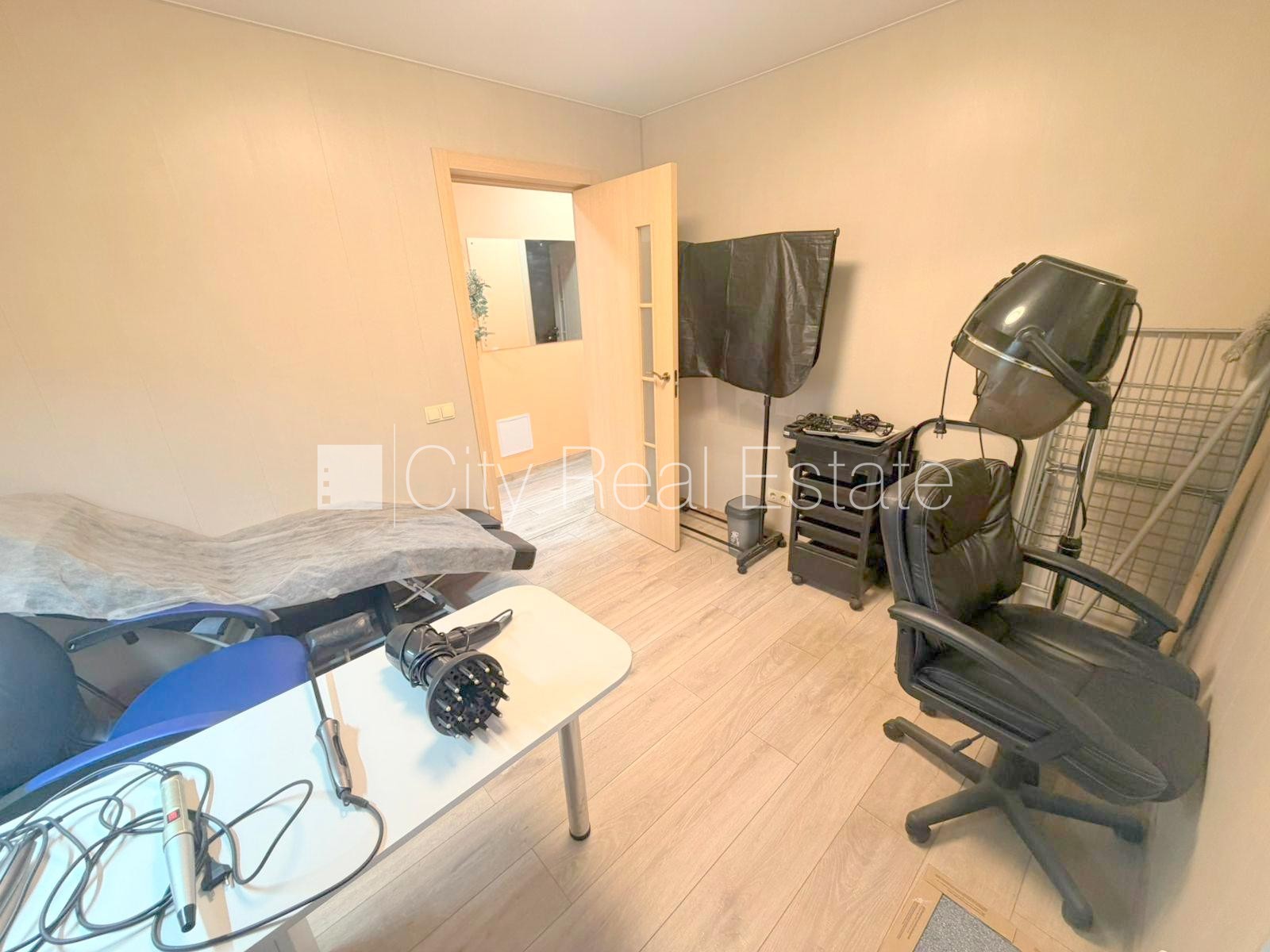 Sludinājumi. Fasādes māja, renovēta māja, vieta automašīnai, ieeja no ielas, logi vērsti mājas abās pusēs, Cena: 850 EUR/mēn Foto #12