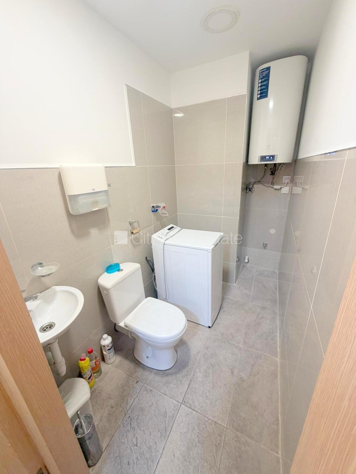 Sludinājumi. Fasādes māja, renovēta māja, vieta automašīnai, ieeja no ielas, logi vērsti mājas abās pusēs, Cena: 850 EUR/mēn Foto #19