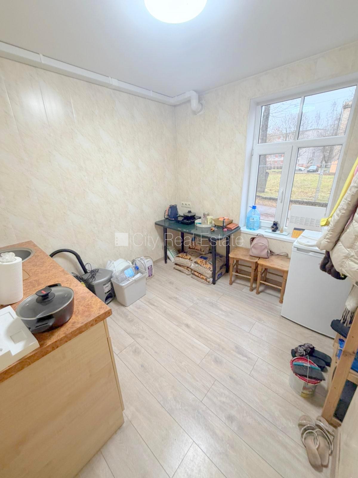Sludinājumi. Fasādes māja, renovēta māja, vieta automašīnai, ieeja no ielas, logi vērsti mājas abās pusēs, Cena: 850 EUR/mēn Foto #16