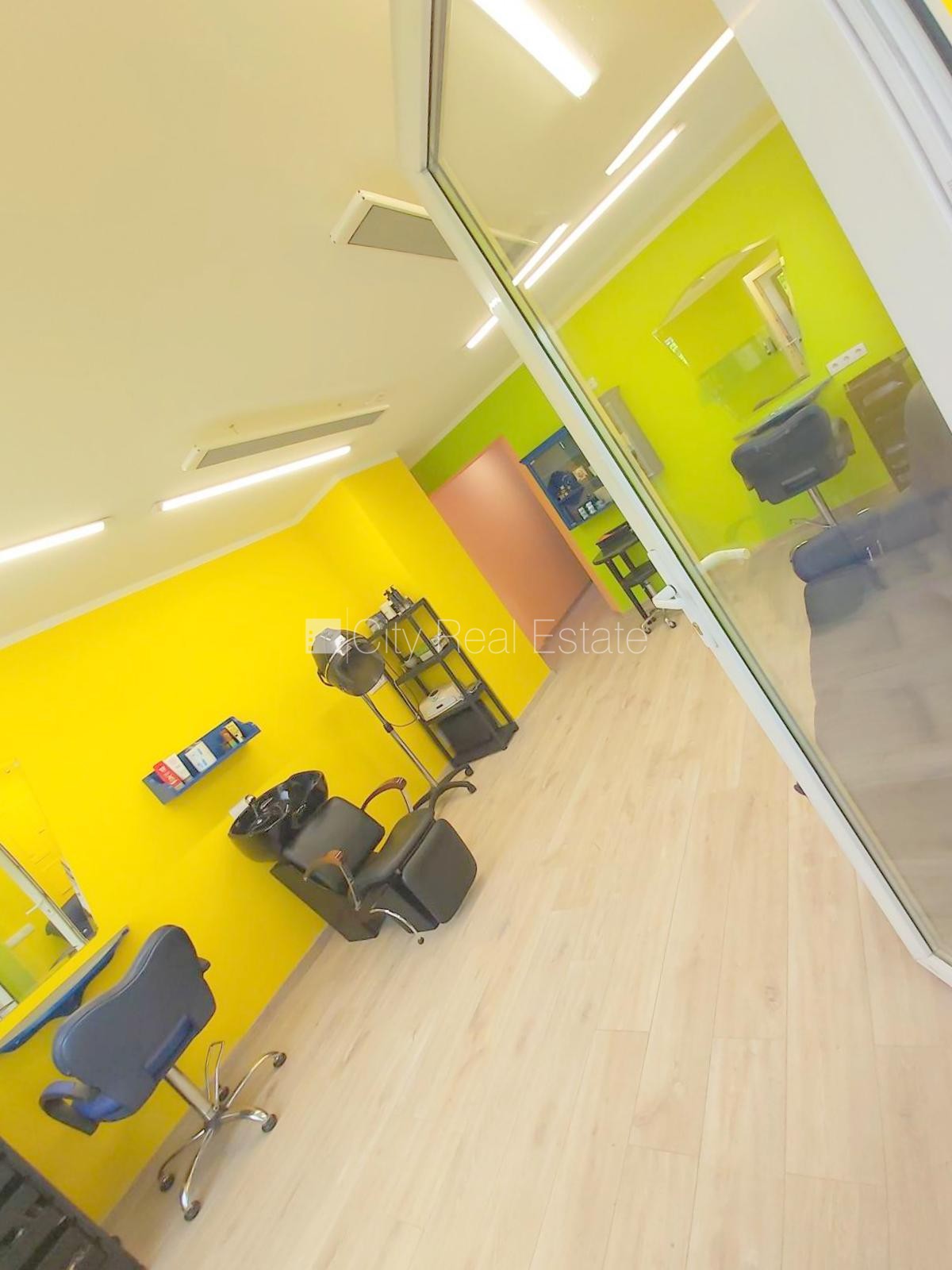 Sludinājumi. Fasādes māja, renovēta māja, vieta automašīnai, ieeja no ielas, logi vērsti mājas abās pusēs, Cena: 850 EUR/mēn Foto #5