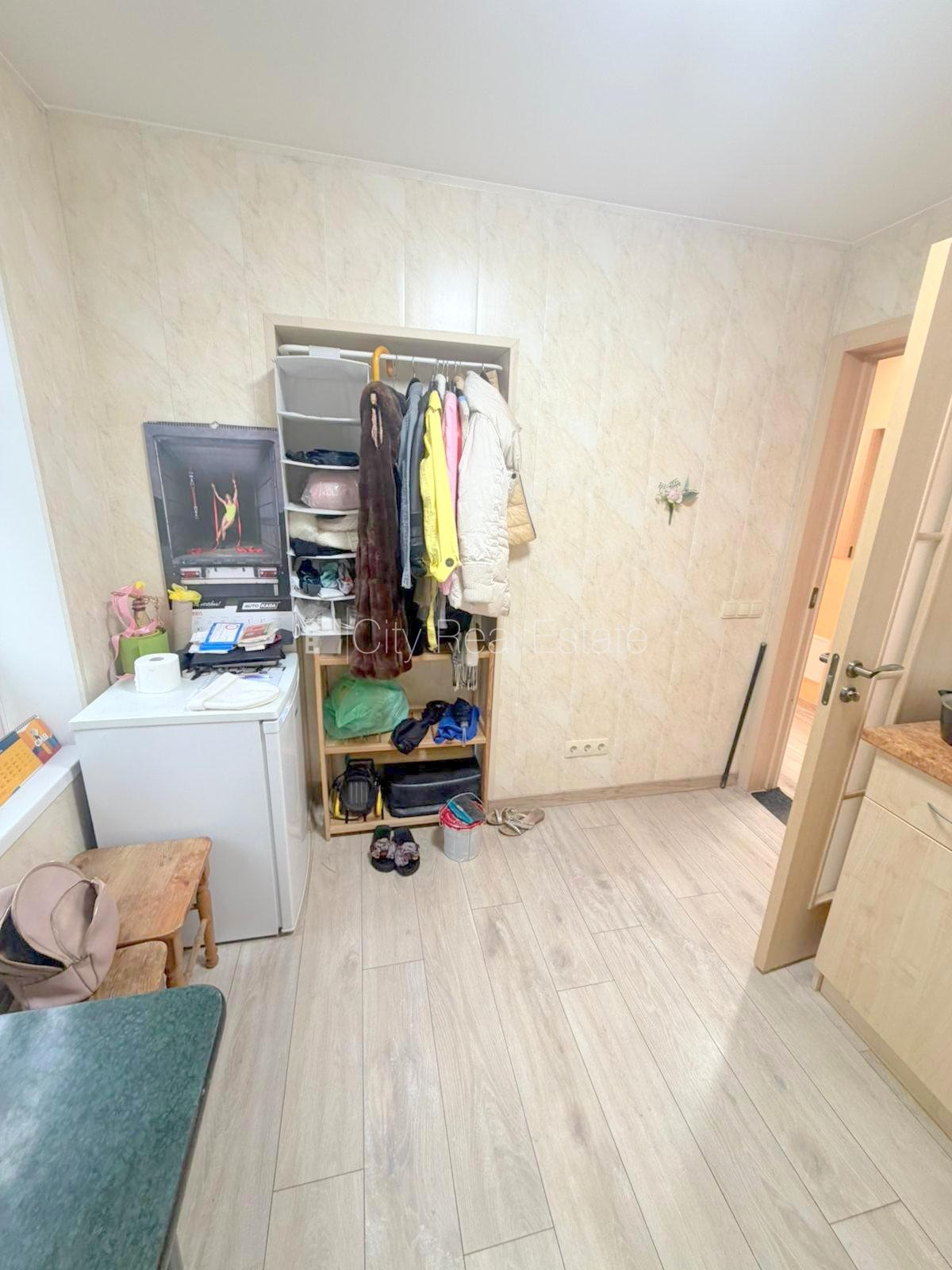 Sludinājumi. Fasādes māja, renovēta māja, vieta automašīnai, ieeja no ielas, logi vērsti mājas abās pusēs, Cena: 850 EUR/mēn Foto #18