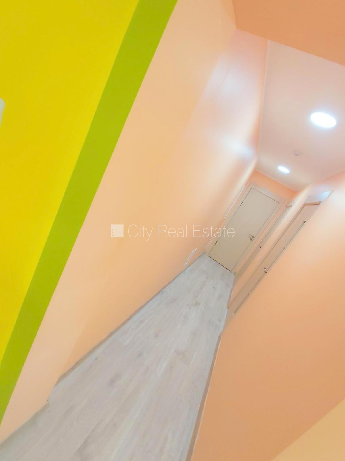 Sludinājumi. Fasādes māja, renovēta māja, vieta automašīnai, ieeja no ielas, logi vērsti mājas abās pusēs, Cena: 850 EUR/mēn Foto #8