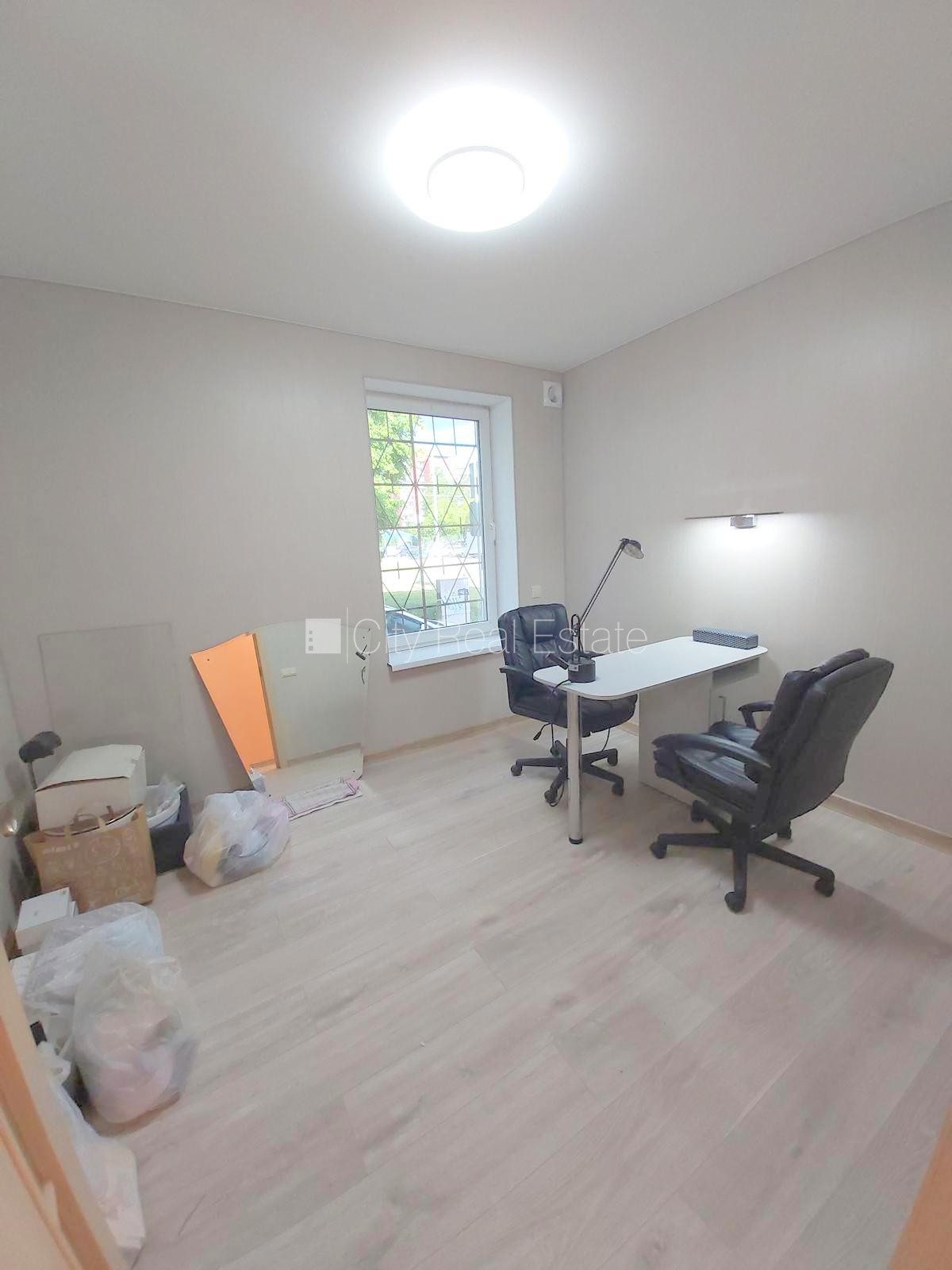 Sludinājumi. Fasādes māja, renovēta māja, vieta automašīnai, ieeja no ielas, logi vērsti mājas abās pusēs, Cena: 850 EUR/mēn Foto #7