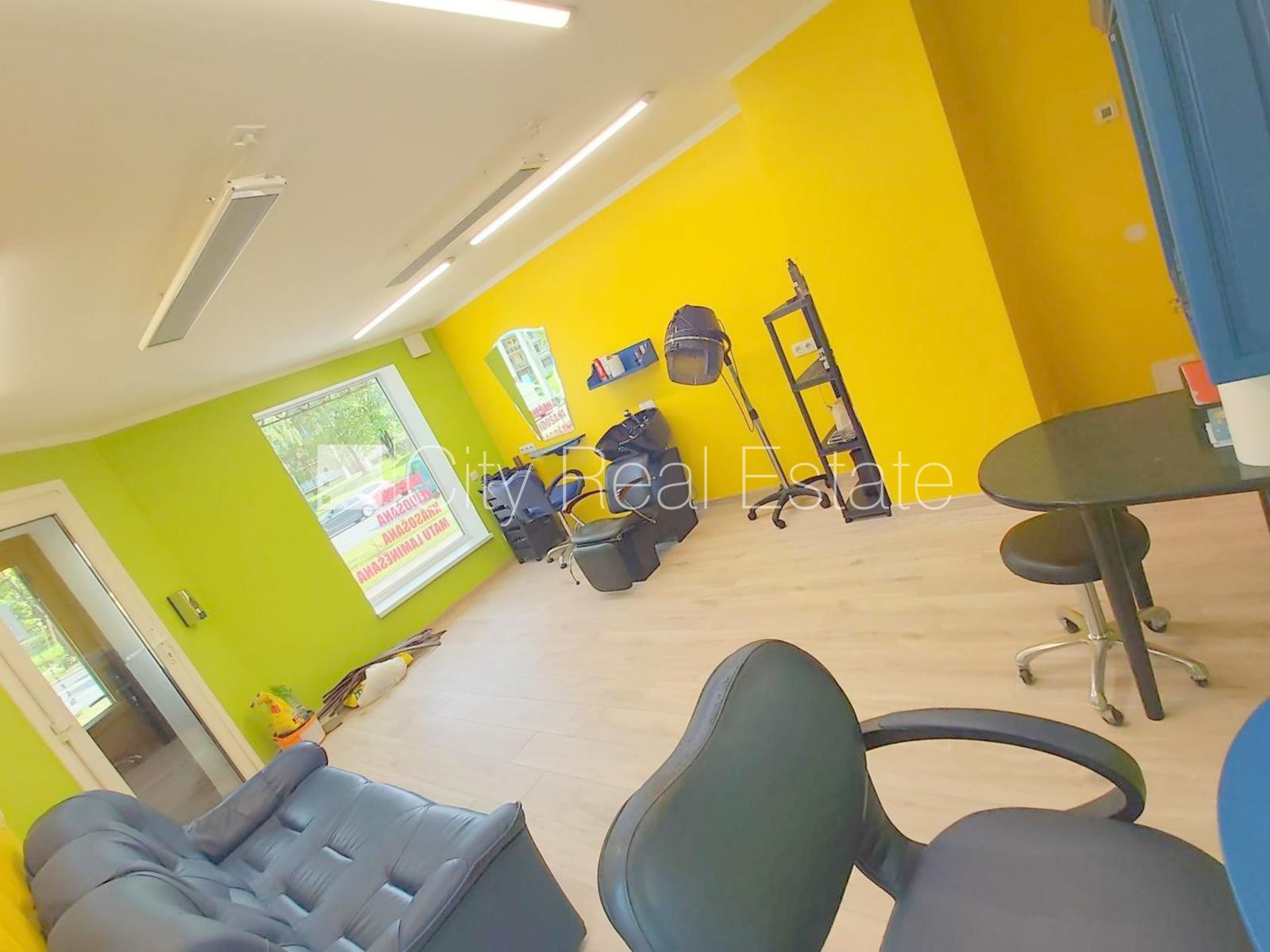 Sludinājumi. Fasādes māja, renovēta māja, vieta automašīnai, ieeja no ielas, logi vērsti mājas abās pusēs, Cena: 850 EUR/mēn Foto #4