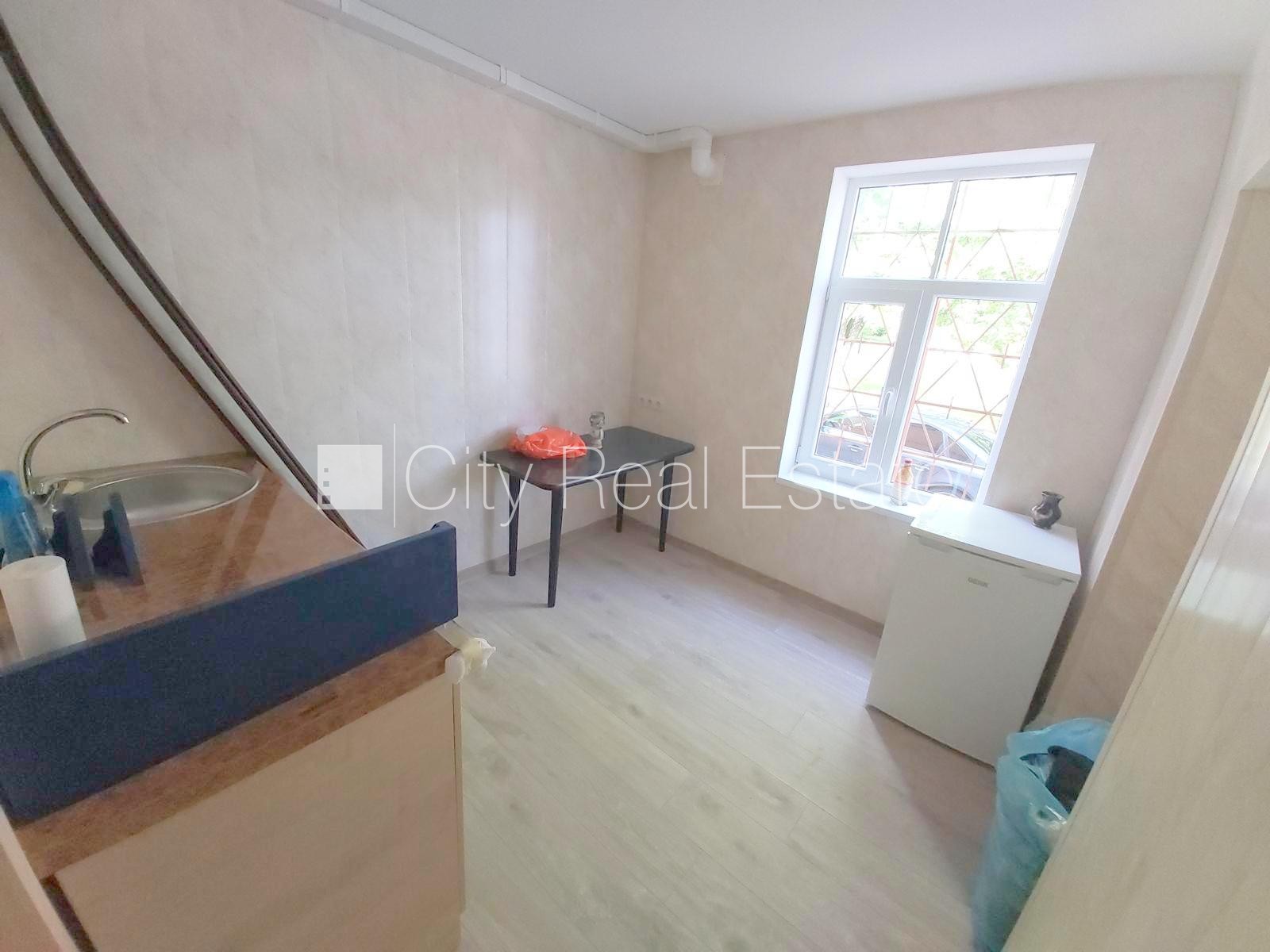 Sludinājumi. Fasādes māja, renovēta māja, vieta automašīnai, ieeja no ielas, logi vērsti mājas abās pusēs, Cena: 850 EUR/mēn Foto #6