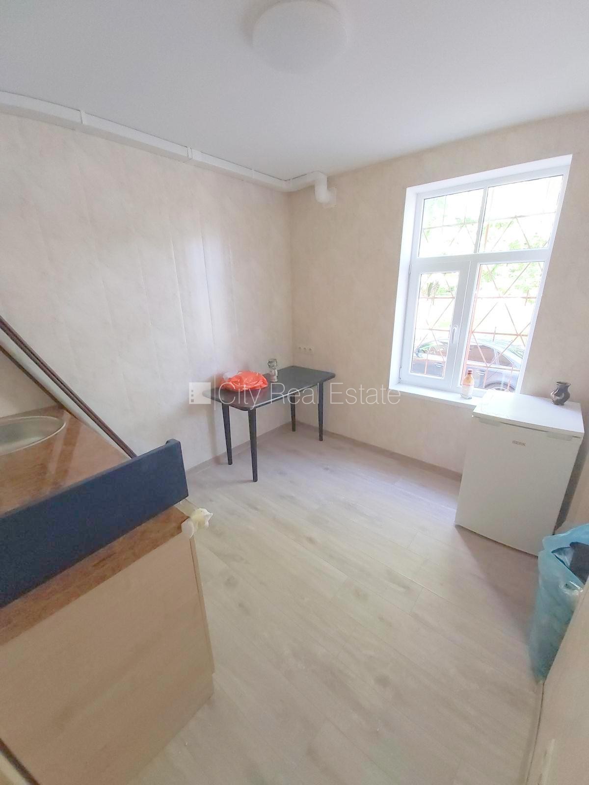 Sludinājumi. Fasādes māja, renovēta māja, vieta automašīnai, ieeja no ielas, logi vērsti mājas abās pusēs, Cena: 850 EUR/mēn Foto #17