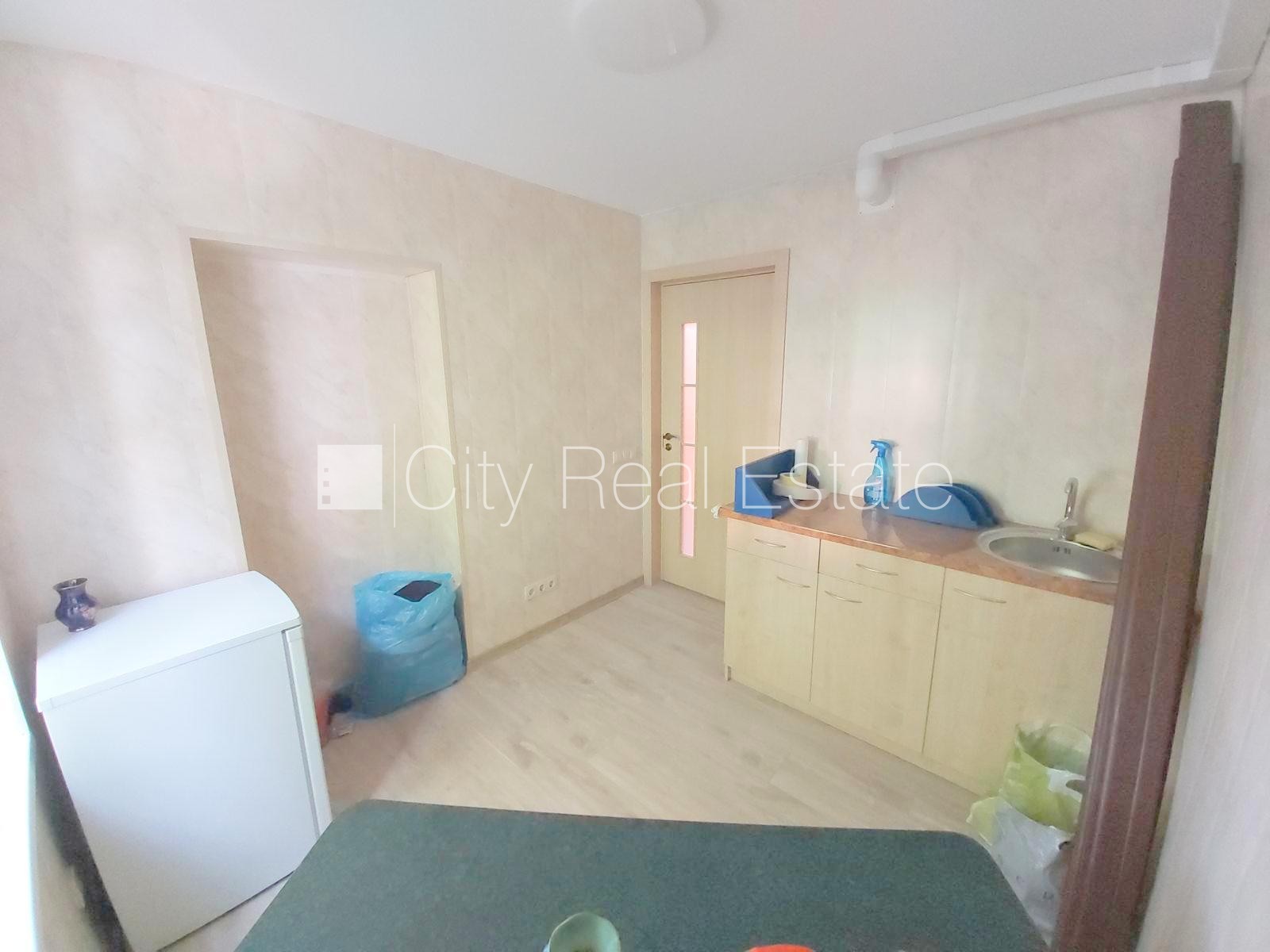 Sludinājumi. Fasādes māja, renovēta māja, vieta automašīnai, ieeja no ielas, logi vērsti mājas abās pusēs, Cena: 850 EUR/mēn Foto #13