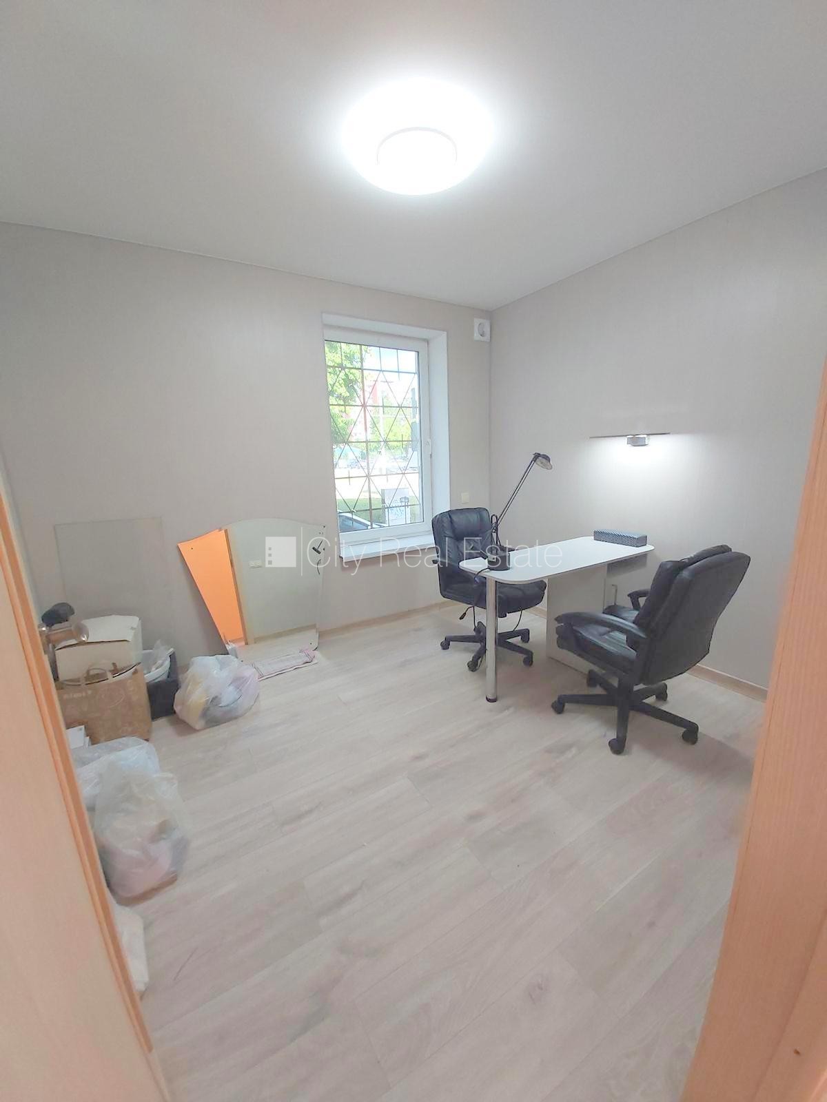 Sludinājumi. Fasādes māja, renovēta māja, vieta automašīnai, ieeja no ielas, logi vērsti mājas abās pusēs, Cena: 850 EUR/mēn Foto #15