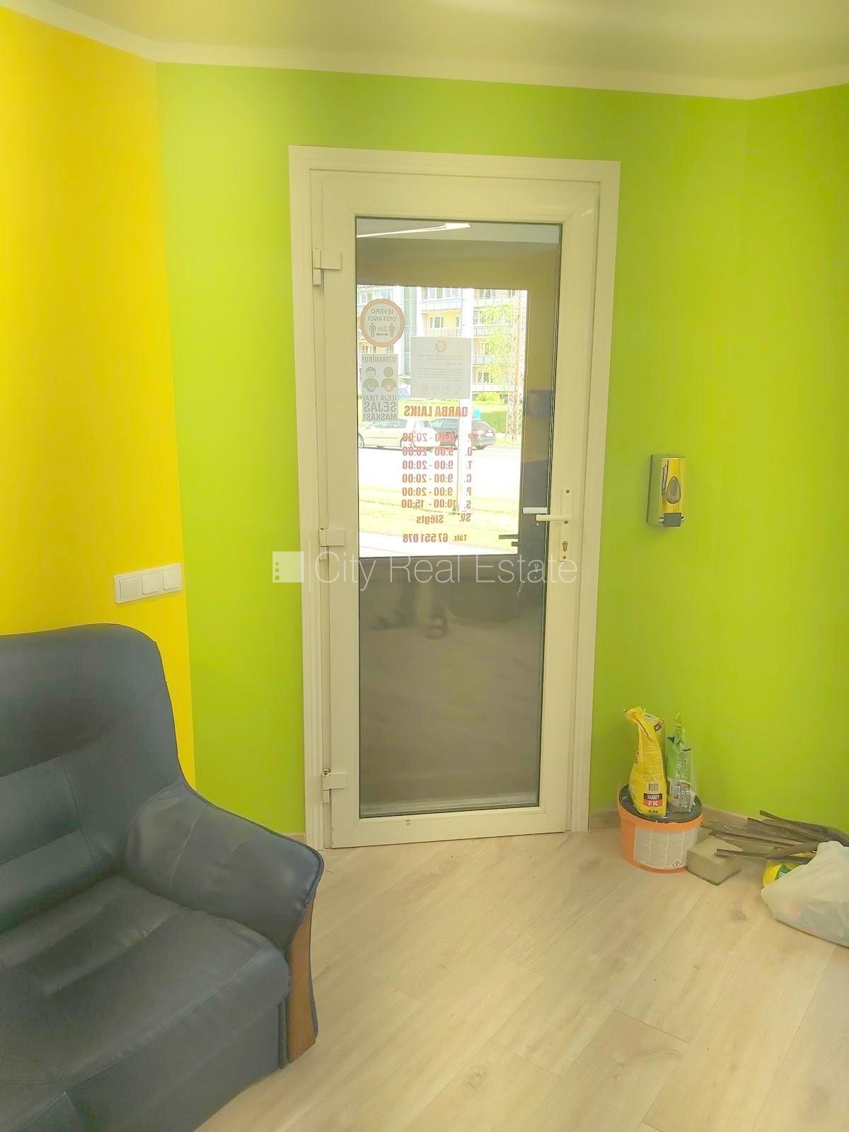 Sludinājumi. Fasādes māja, renovēta māja, vieta automašīnai, ieeja no ielas, logi vērsti mājas abās pusēs, Cena: 850 EUR/mēn Foto #20