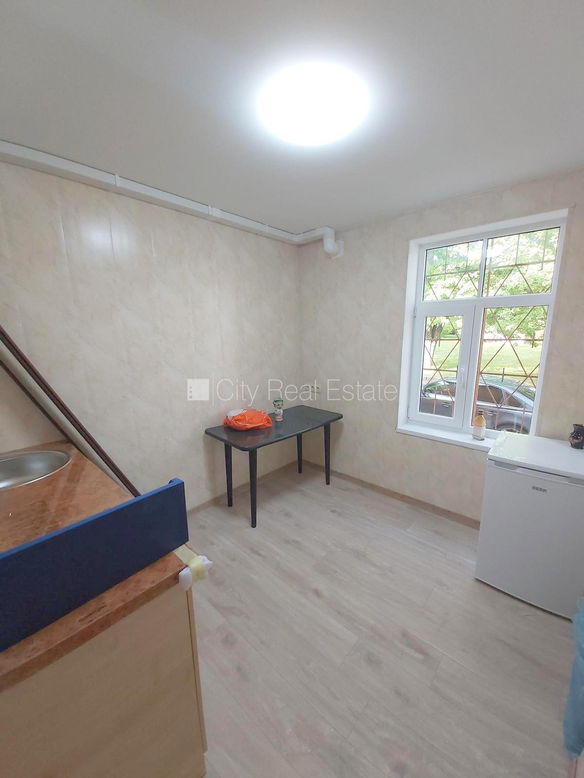 Sludinājumi. Fasādes māja, renovēta māja, vieta automašīnai, ieeja no ielas, logi vērsti mājas abās pusēs, Cena: 850 EUR/mēn Foto #14