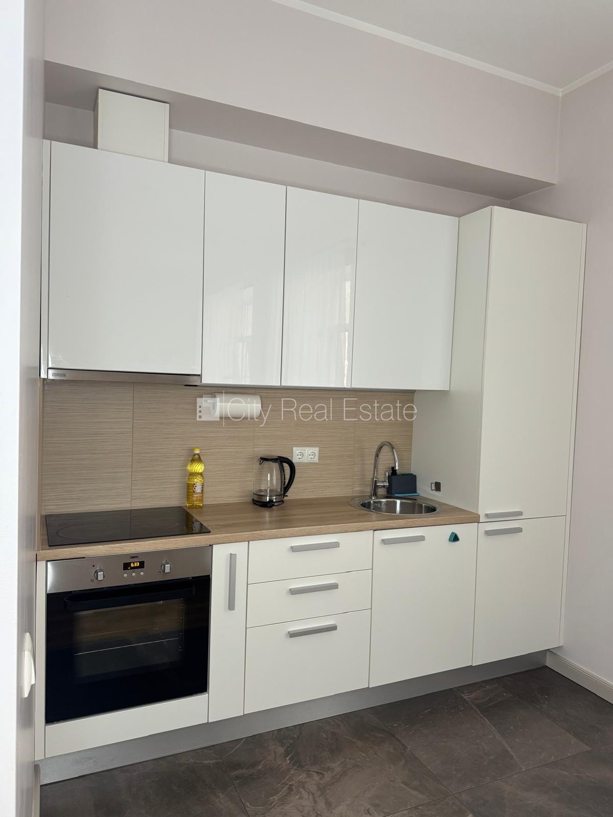 Sludinājumi. Renovēta māja, studio tipa, virtuve apvienota ar viesistabu, krāsotas sienas, jauna santehnika, Cena: 600 EUR/mēn Foto #3