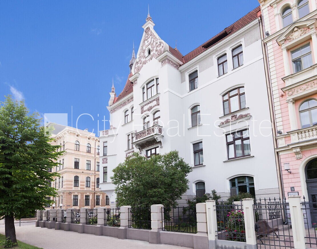 Sludinājumi. Restaurēta māja, iežogota teritorija, slēgta teritorija, apsargāta teritorija, objektu apsargā Cena: 800 EUR/mēn Foto #1