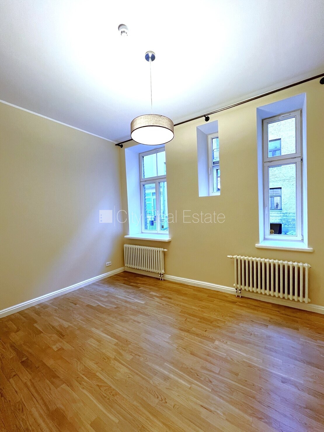 Sludinājumi. Restaurēta māja, iežogota teritorija, slēgta teritorija, apsargāta teritorija, objektu apsargā Cena: 800 EUR/mēn Foto #2