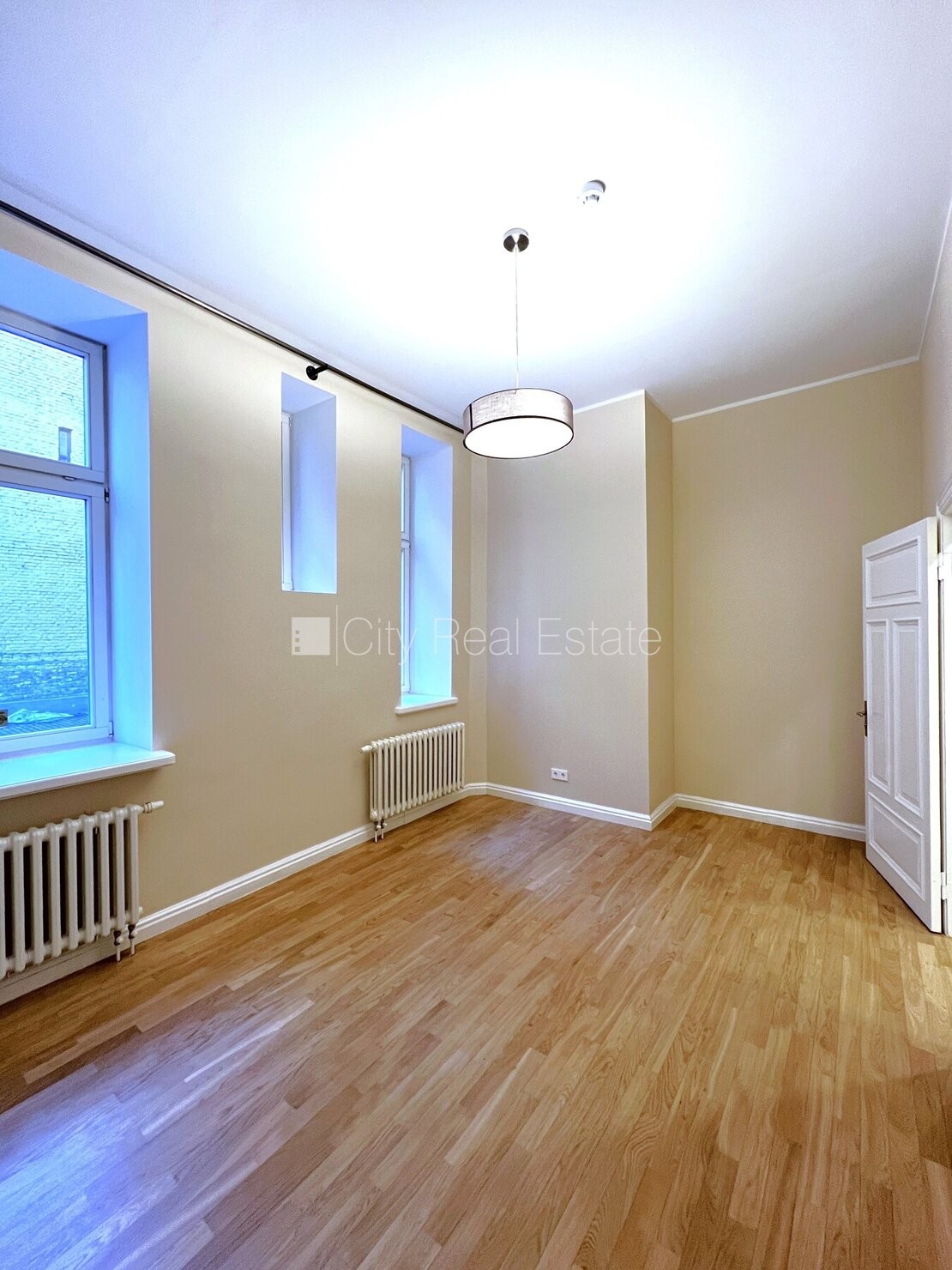 Sludinājumi. Restaurēta māja, iežogota teritorija, slēgta teritorija, apsargāta teritorija, objektu apsargā Cena: 800 EUR/mēn Foto #3