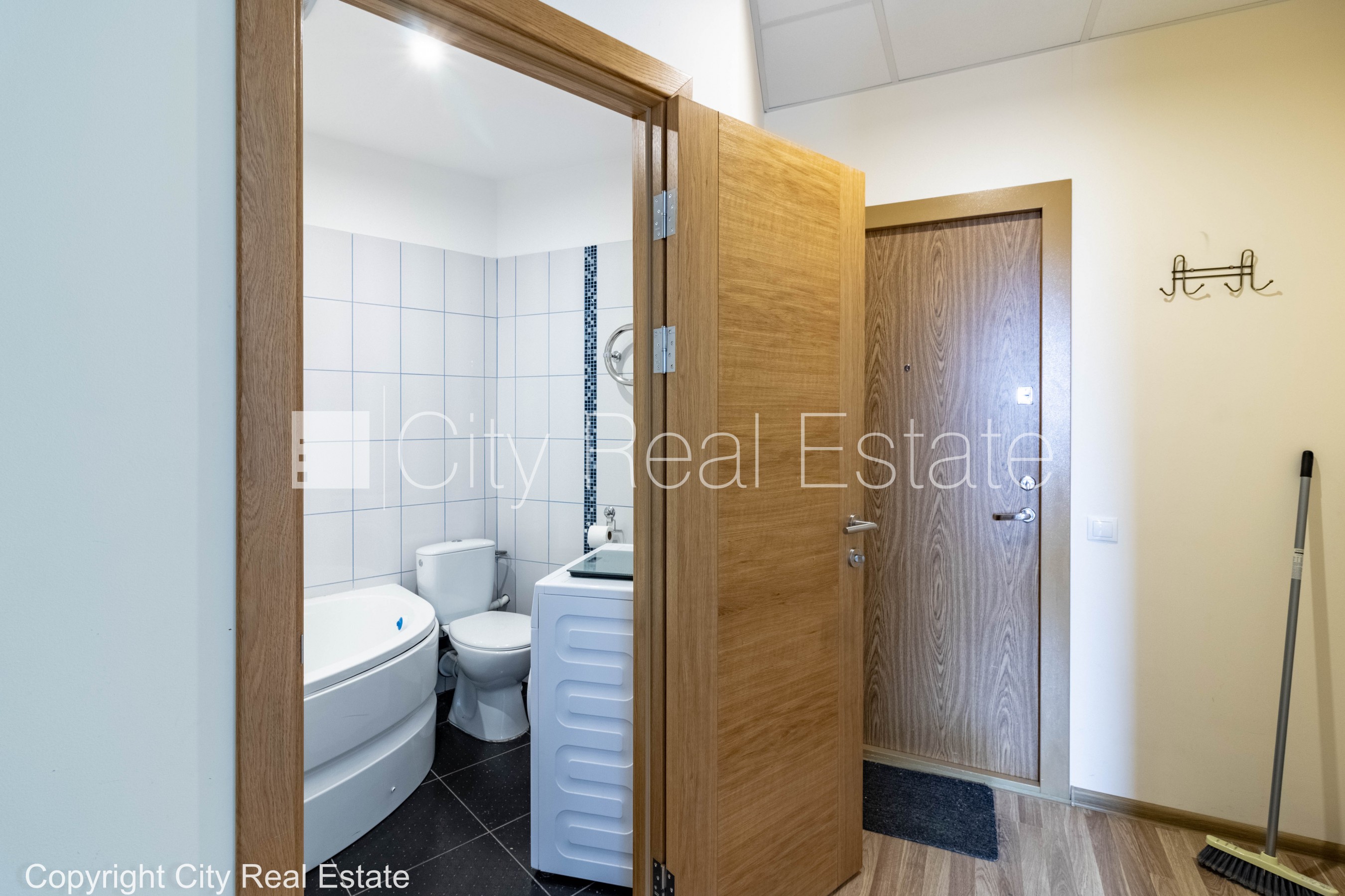 Sludinājumi. Jaunceltne, labiekārtota apzaļumota teritorija, pazemes autostāvvieta, ieeja no ielas, ir lifts, Cena: 300 EUR/mēn Foto #3