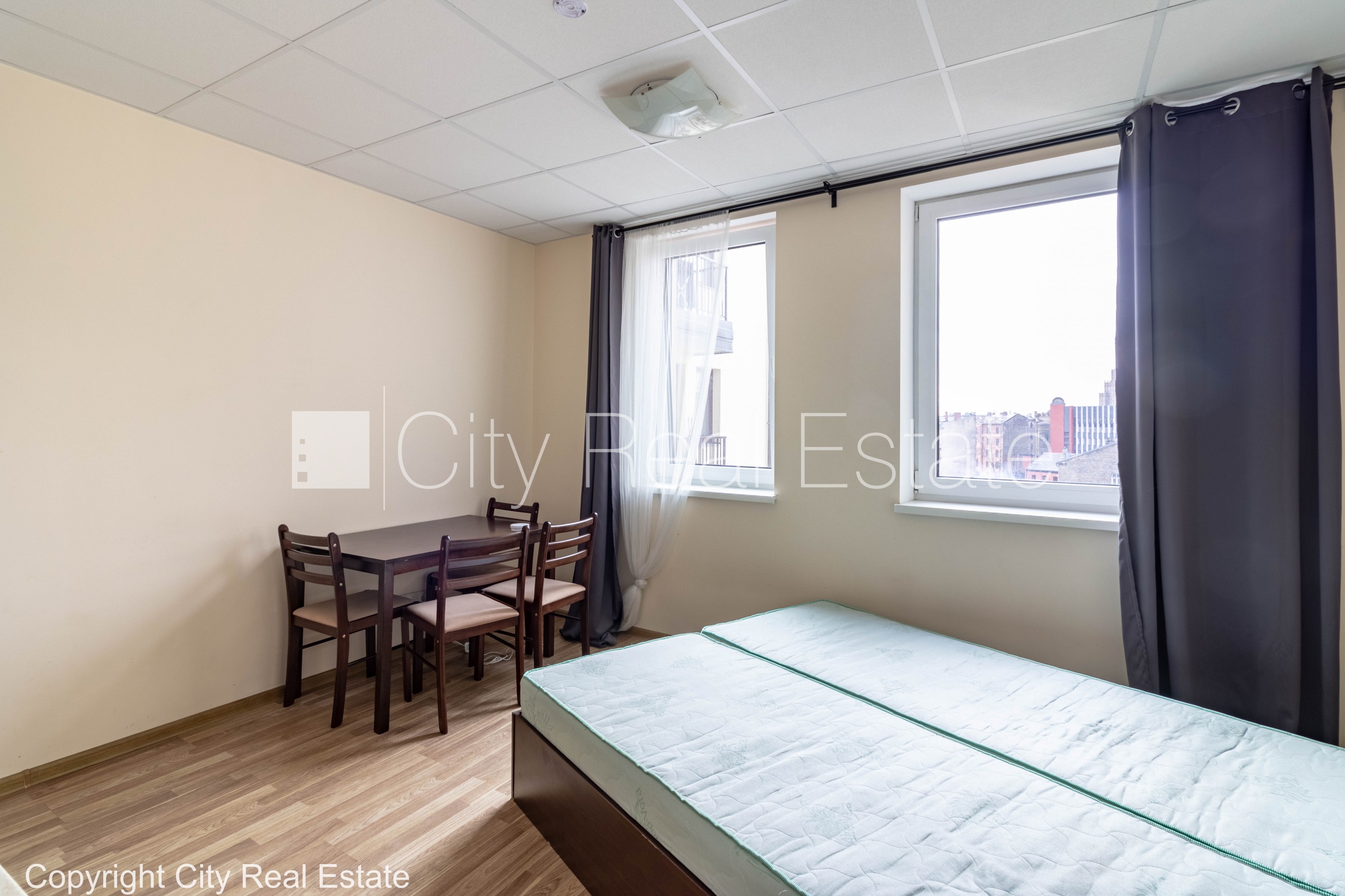 Sludinājumi. Jaunceltne, labiekārtota apzaļumota teritorija, pazemes autostāvvieta, ieeja no ielas, ir lifts, Cena: 300 EUR/mēn Foto #2