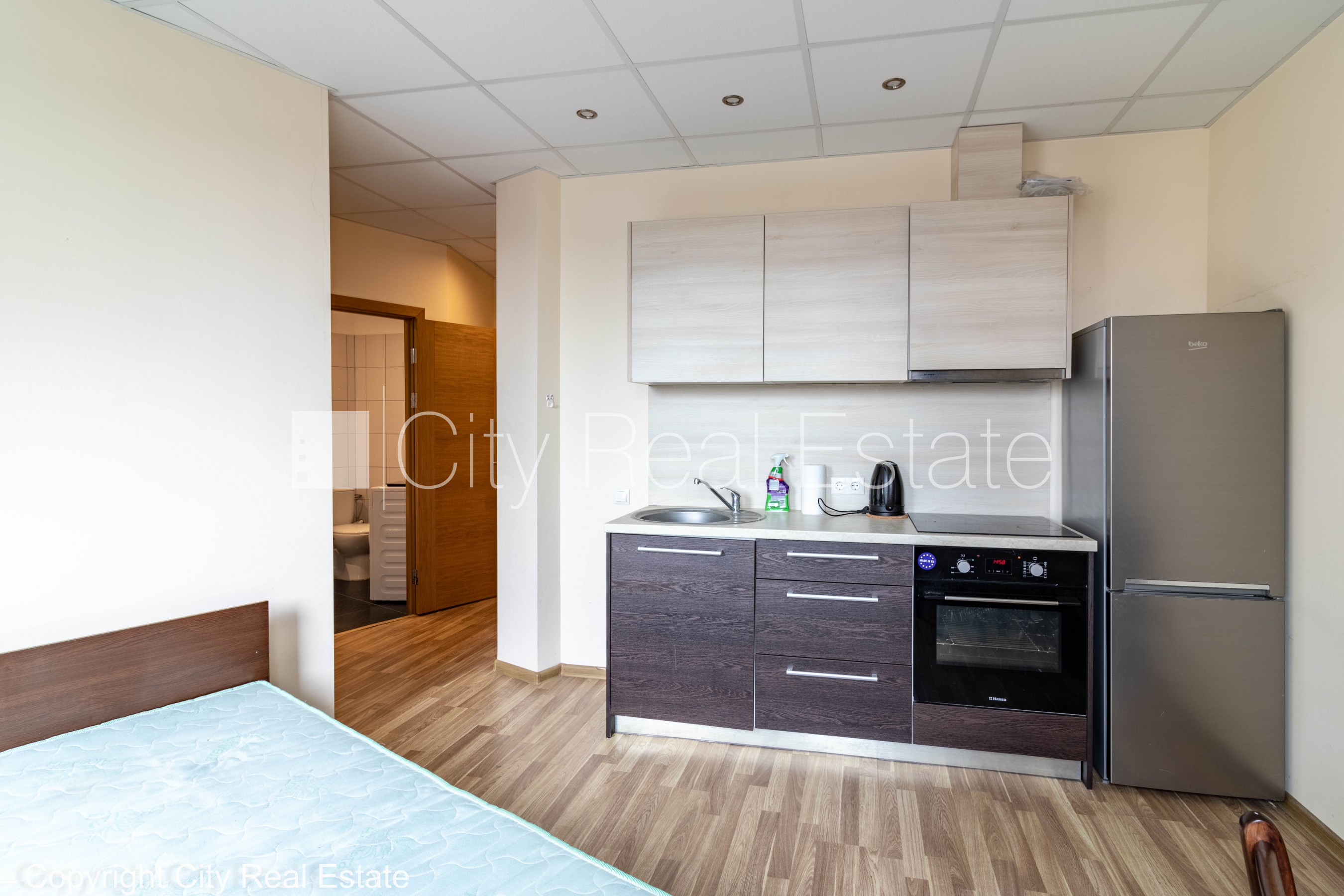 Sludinājumi. Jaunceltne, labiekārtota apzaļumota teritorija, pazemes autostāvvieta, ieeja no ielas, ir lifts, Cena: 300 EUR/mēn Foto #1