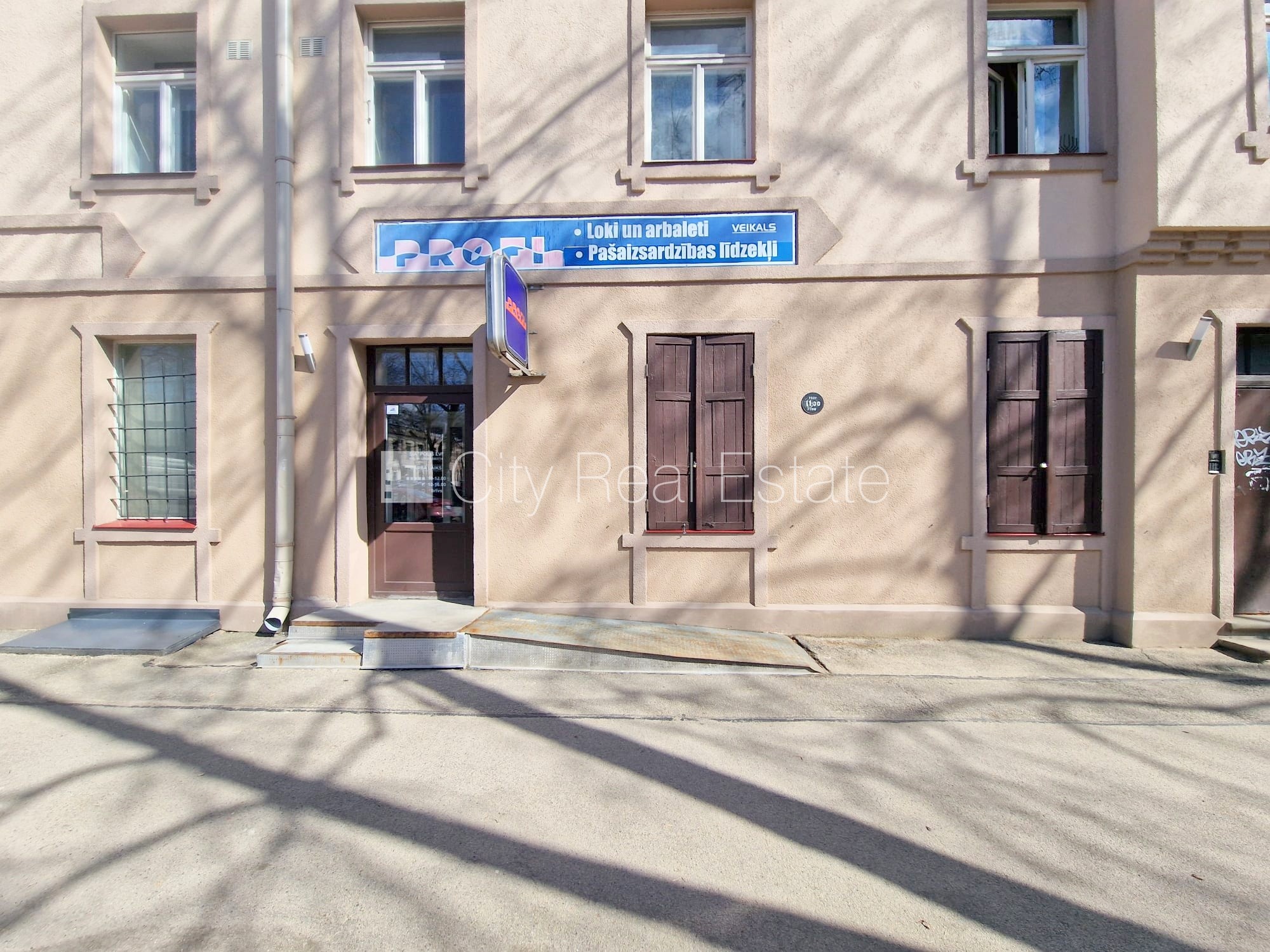 Объявление. Фасадный дом, реновированный дом, вход с улицы, окна выходят на улицу, холл, подсобка, высокие Цена: 350 EUR/мес. Foto #23
