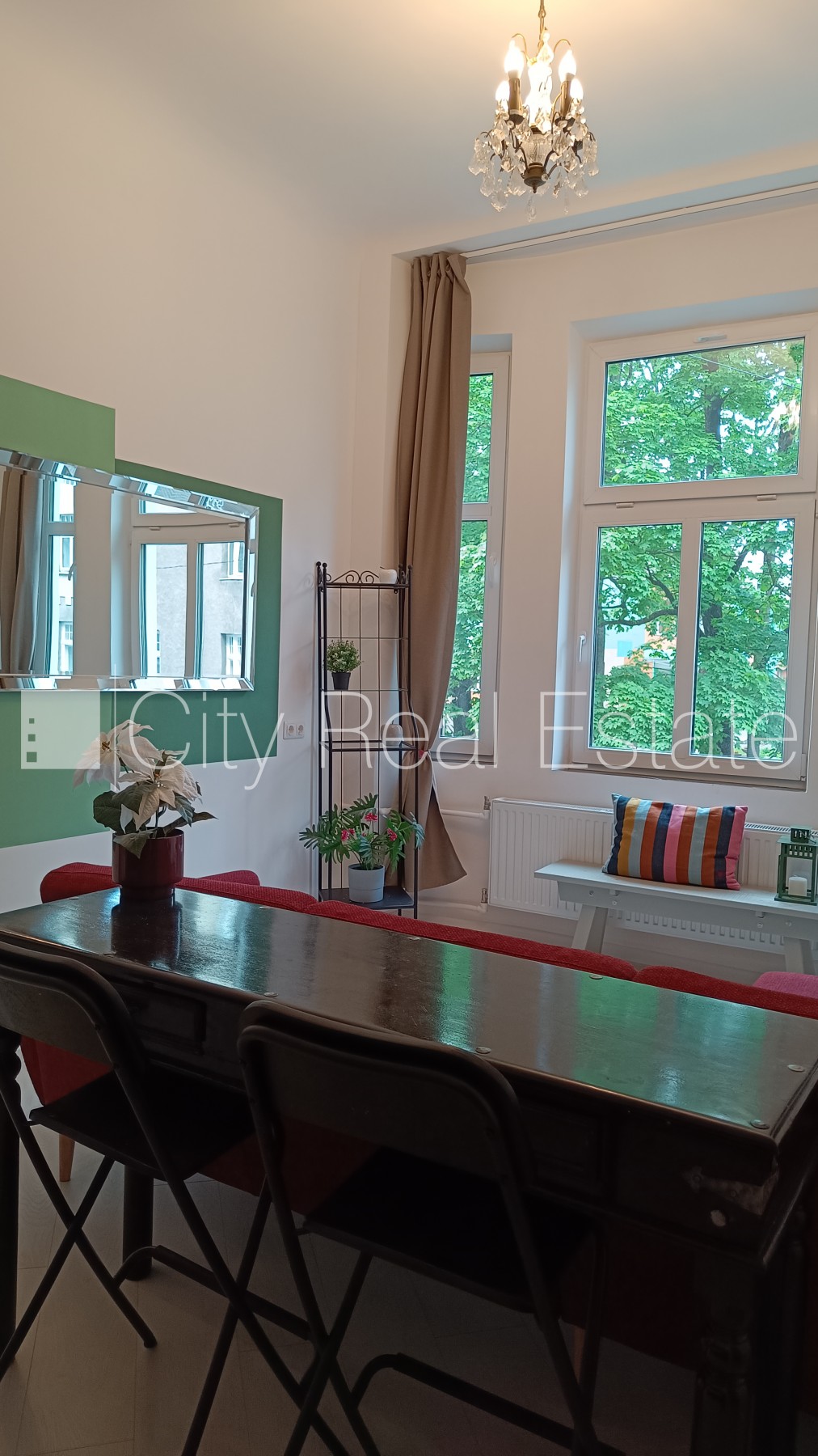 Sludinājumi. Fasādes māja, renovēta māja, ieeja no ielas, ir lifts, kāpņu telpa pēc kapitālā remonta, logi Cena: 700 EUR/mēn Foto #4