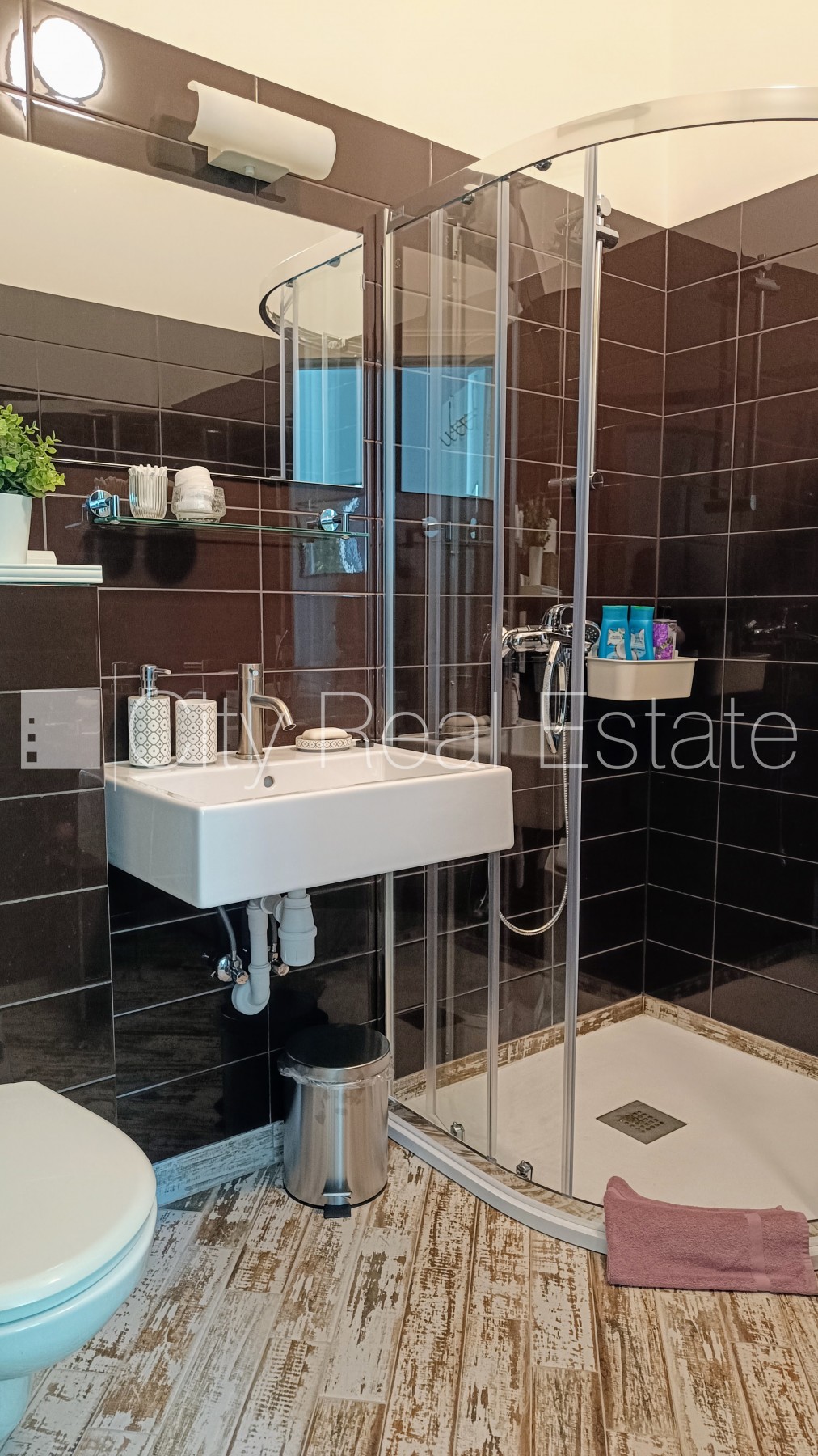 Sludinājumi. Fasādes māja, renovēta māja, ieeja no ielas, ir lifts, kāpņu telpa pēc kapitālā remonta, logi Cena: 700 EUR/mēn Foto #11