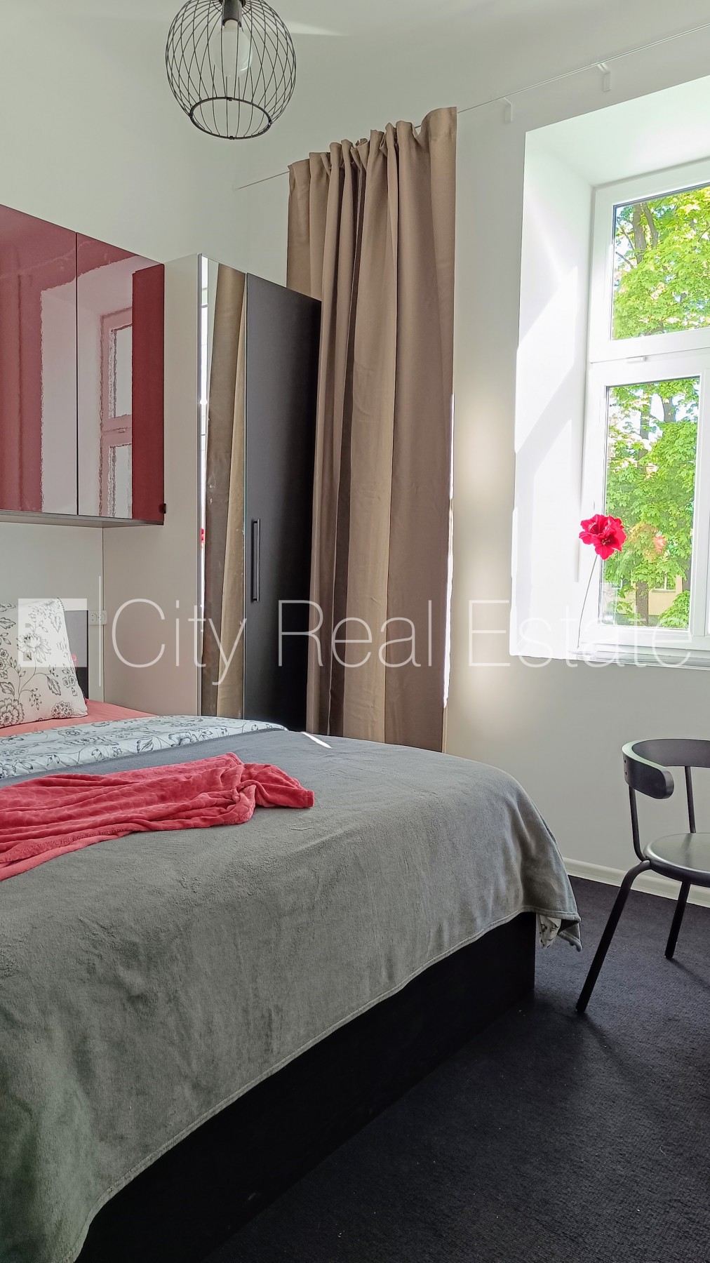 Sludinājumi. Fasādes māja, renovēta māja, ieeja no ielas, ir lifts, kāpņu telpa pēc kapitālā remonta, logi Cena: 700 EUR/mēn Foto #5