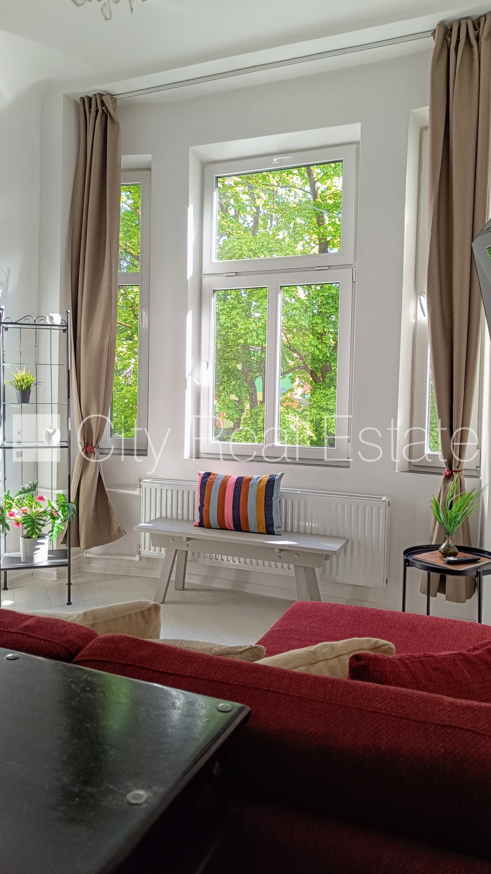 Sludinājumi. Fasādes māja, renovēta māja, ieeja no ielas, ir lifts, kāpņu telpa pēc kapitālā remonta, logi Cena: 700 EUR/mēn Foto #1