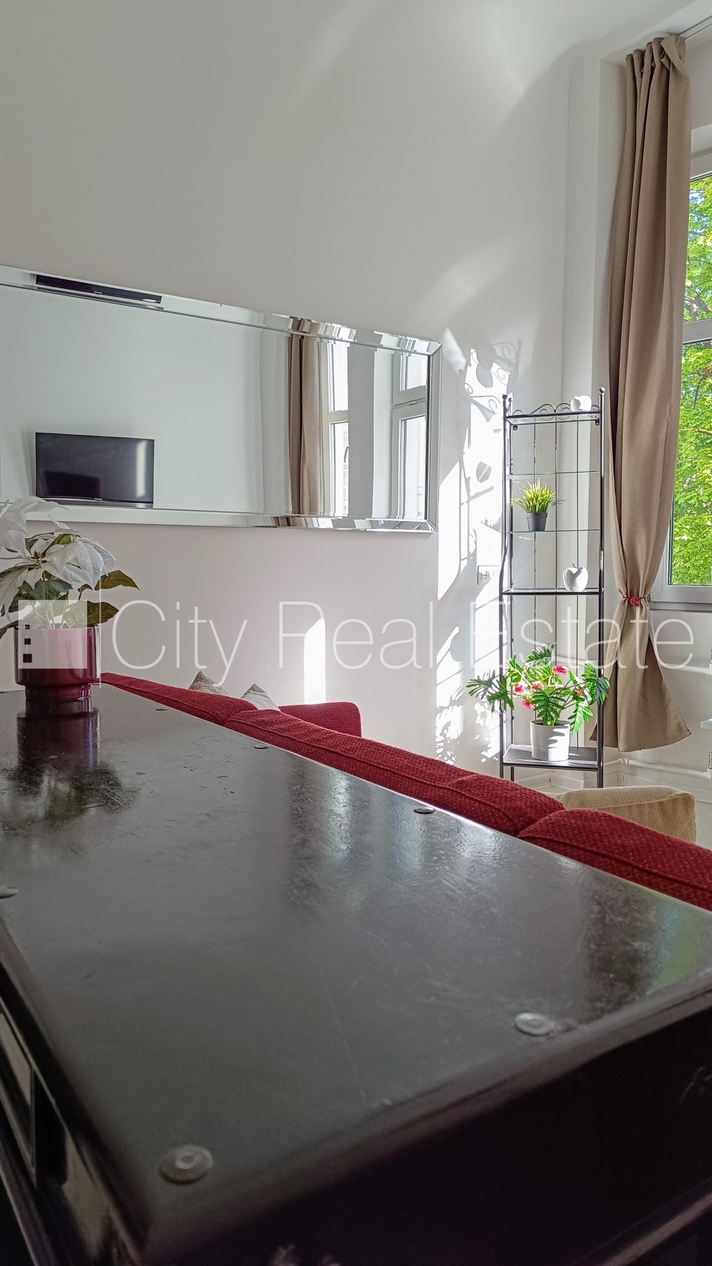 Sludinājumi. Fasādes māja, renovēta māja, ieeja no ielas, ir lifts, kāpņu telpa pēc kapitālā remonta, logi Cena: 700 EUR/mēn Foto #3