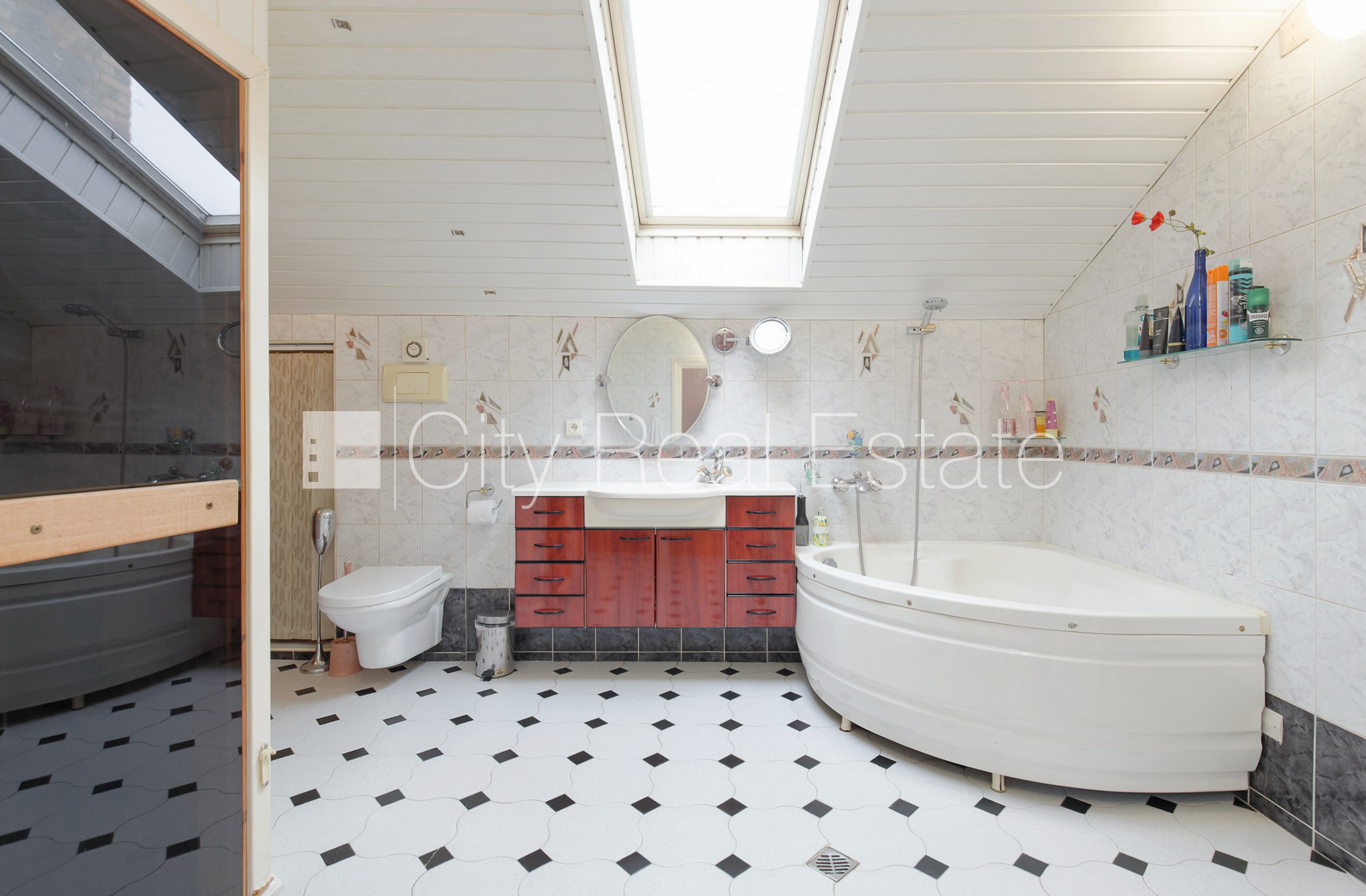 Sludinājumi. Fasādes māja, slēgts pagalms, vieta automašīnai, ir lifts, balkons, sauna, logi vērsti mājas abās Cena: 289000 EUR Foto #20