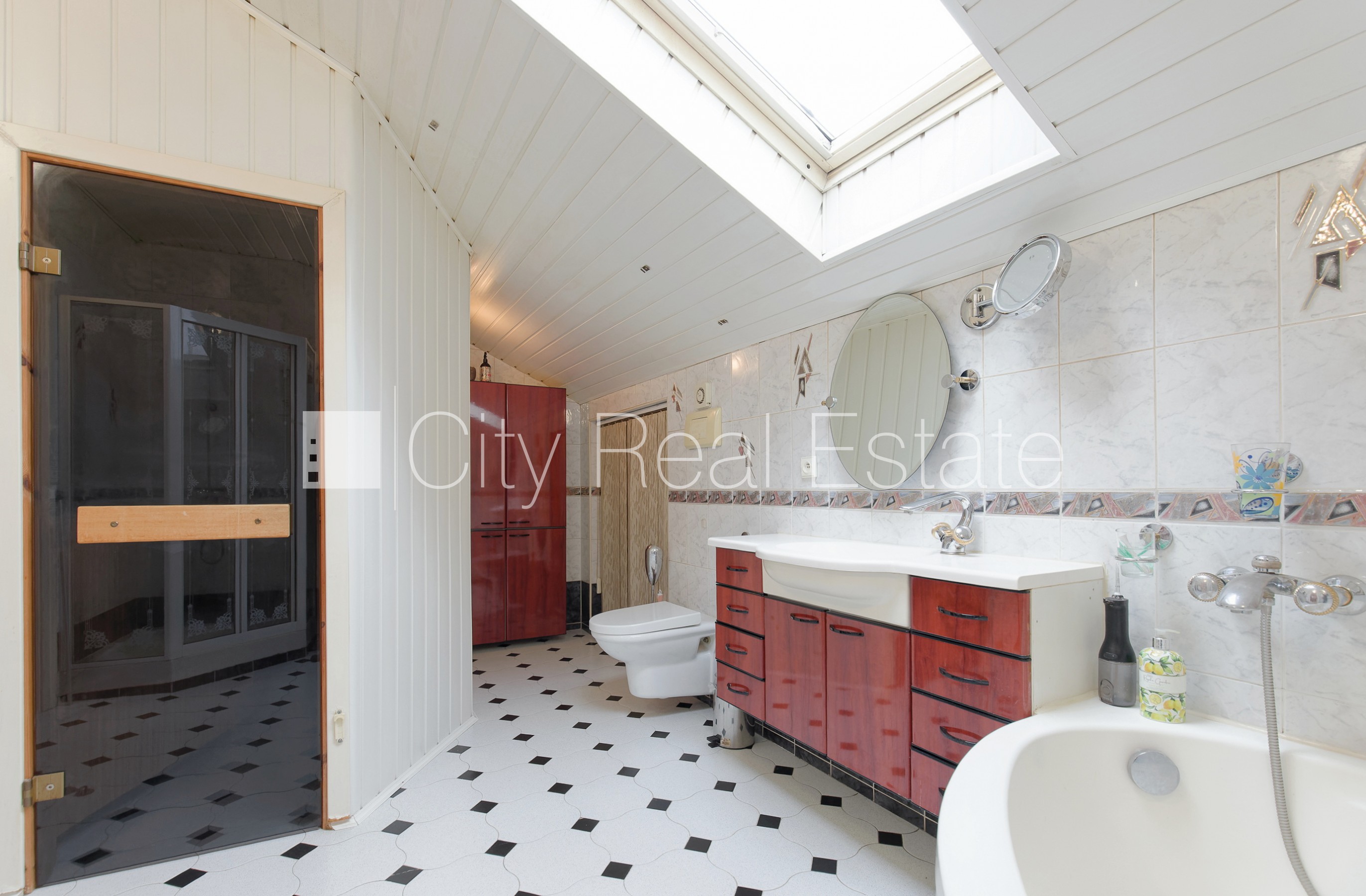 Sludinājumi. Fasādes māja, slēgts pagalms, vieta automašīnai, ir lifts, balkons, sauna, logi vērsti mājas abās Cena: 289000 EUR Foto #21