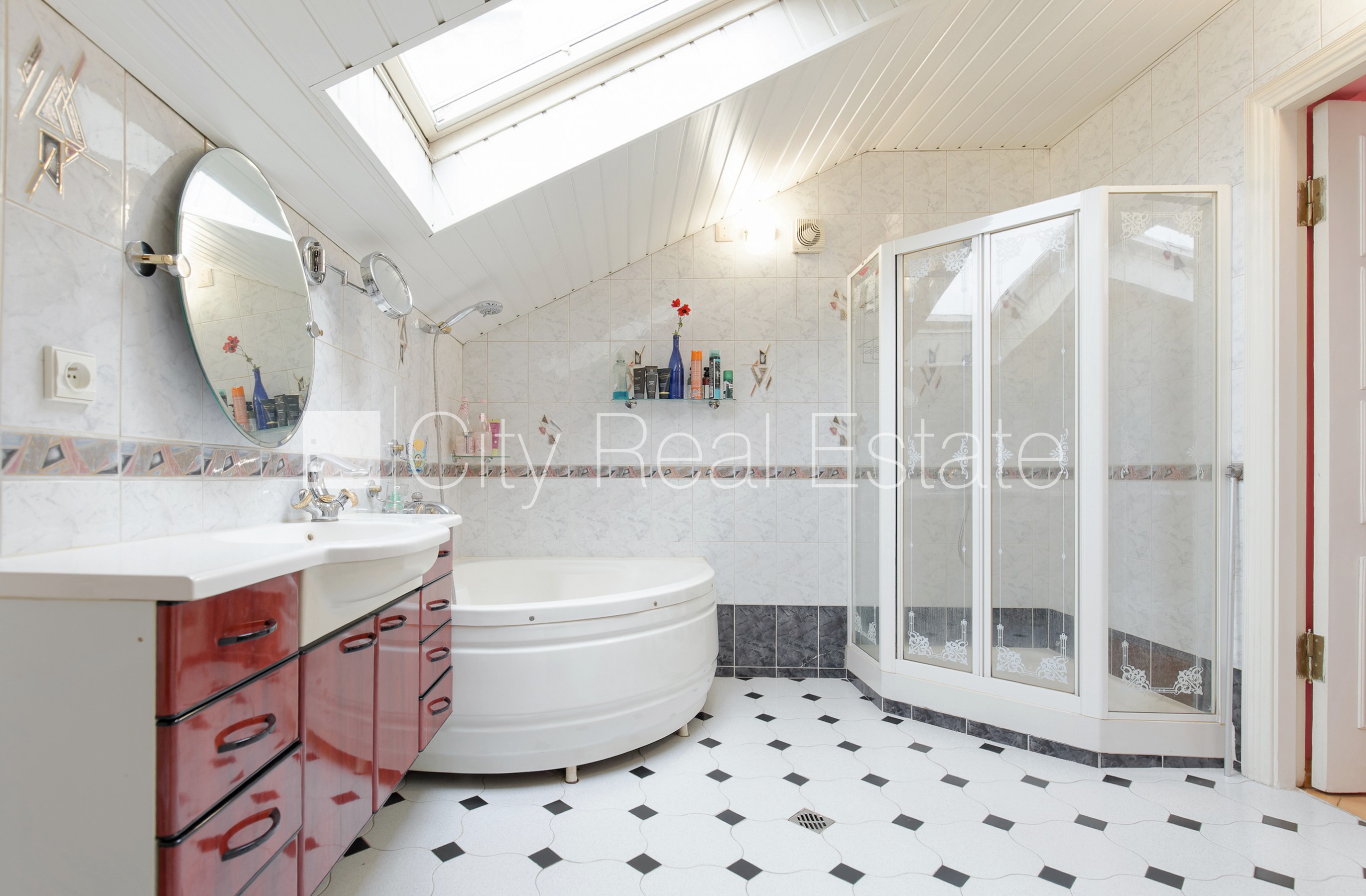 Sludinājumi. Fasādes māja, slēgts pagalms, vieta automašīnai, ir lifts, balkons, sauna, logi vērsti mājas abās Cena: 289000 EUR Foto #22