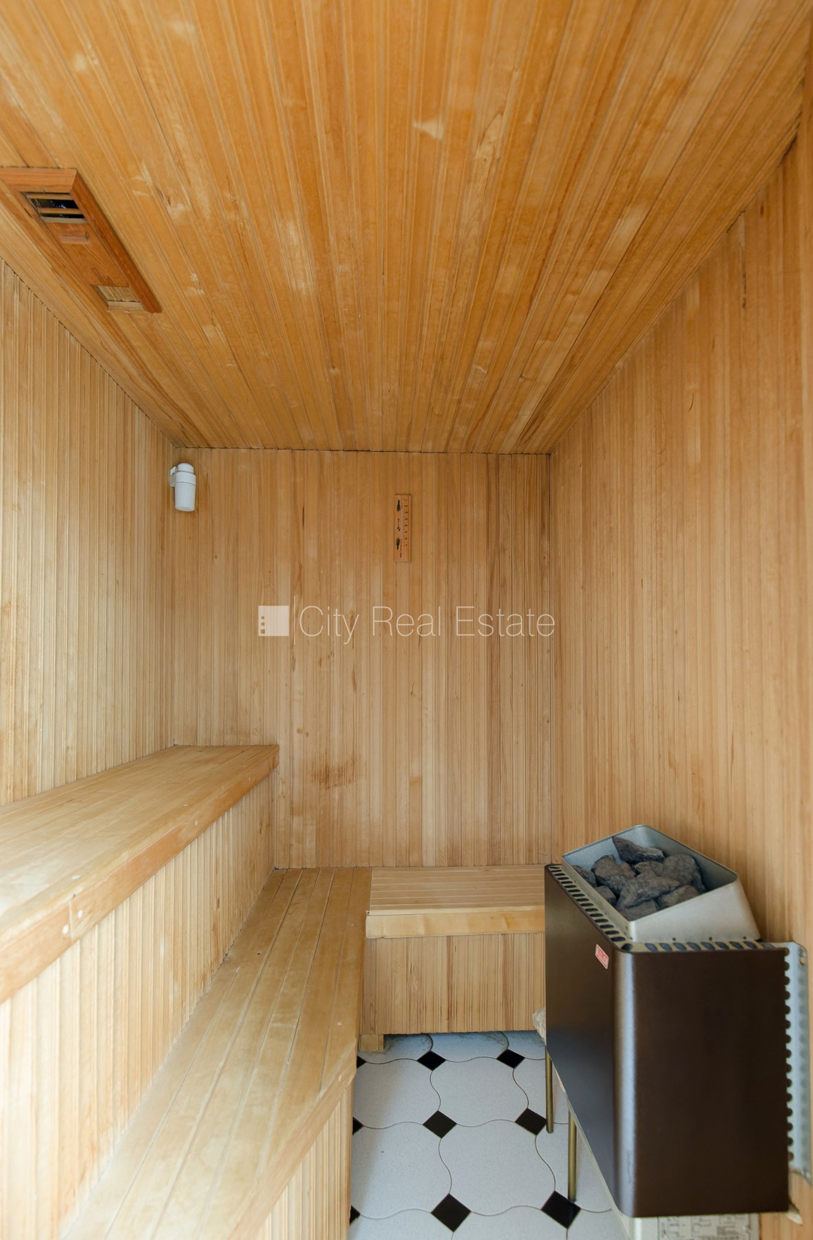 Sludinājumi. Fasādes māja, slēgts pagalms, vieta automašīnai, ir lifts, balkons, sauna, logi vērsti mājas abās Cena: 289000 EUR Foto #23