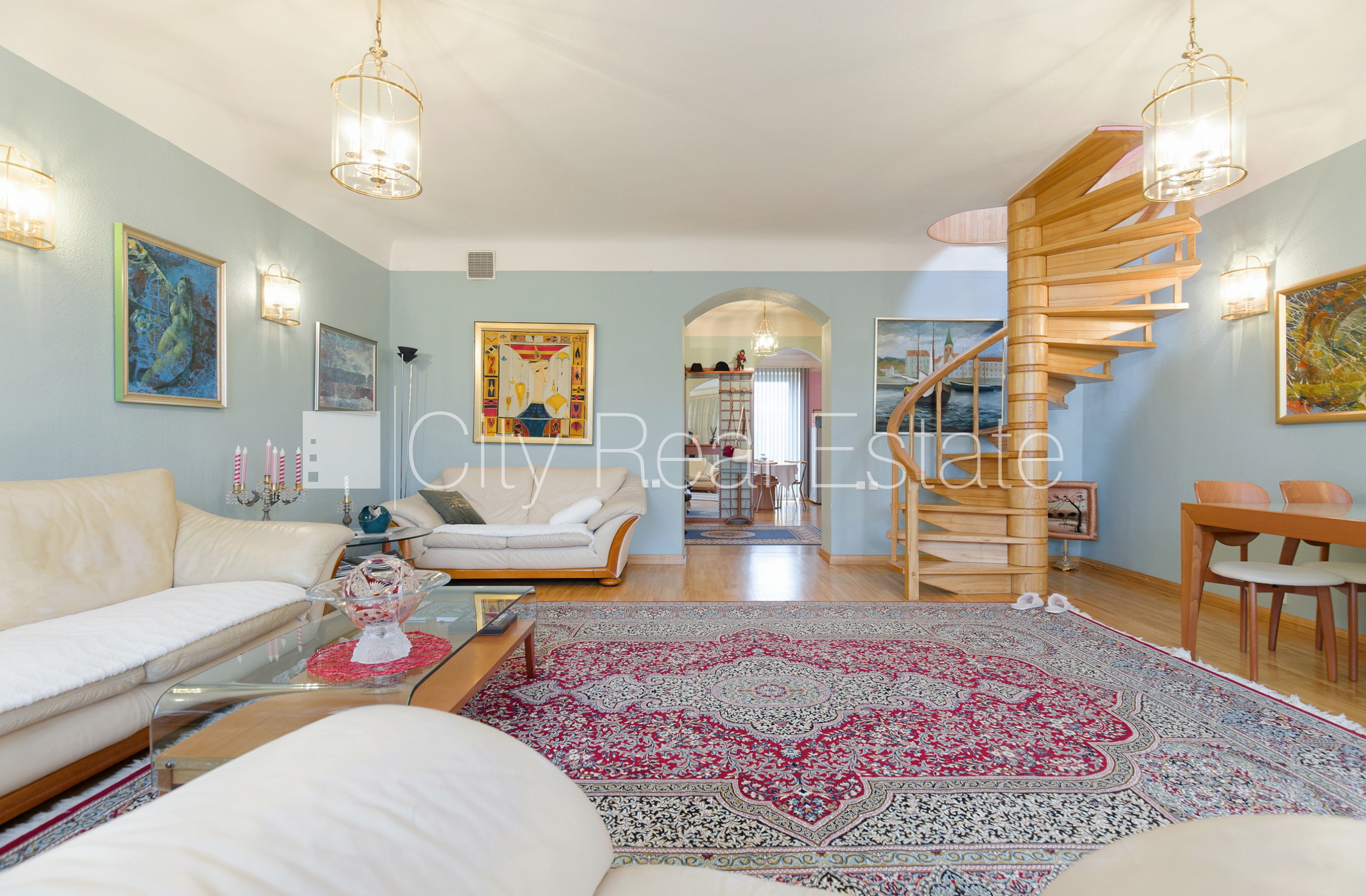 Sludinājumi. Fasādes māja, slēgts pagalms, vieta automašīnai, ir lifts, balkons, sauna, logi vērsti mājas abās Cena: 289000 EUR Foto #2