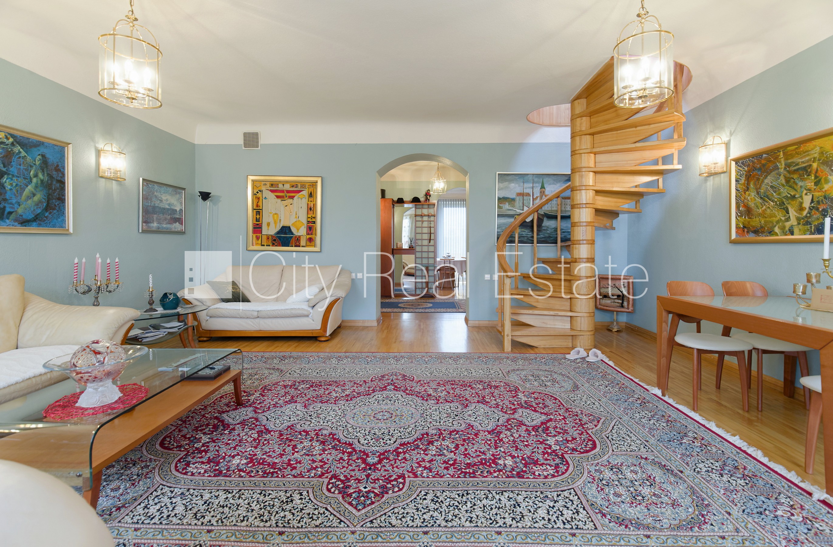 Sludinājumi. Fasādes māja, slēgts pagalms, vieta automašīnai, ir lifts, balkons, sauna, logi vērsti mājas abās Cena: 289000 EUR Foto #1
