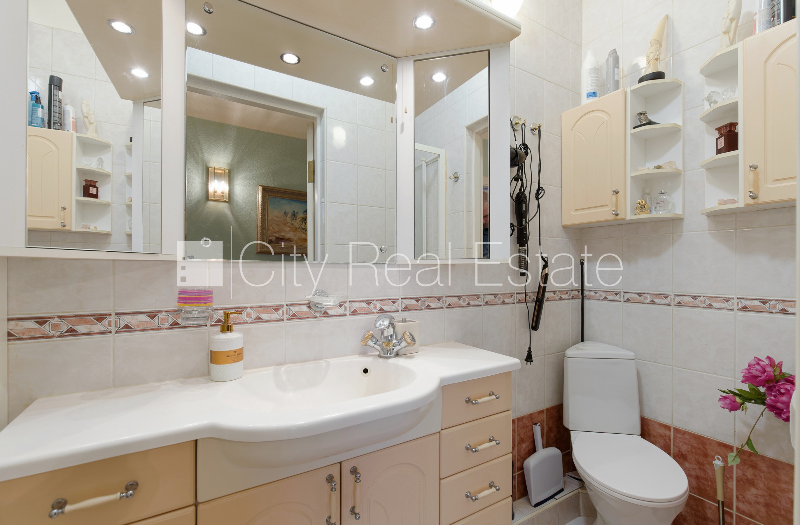 Sludinājumi. Fasādes māja, slēgts pagalms, vieta automašīnai, ir lifts, balkons, sauna, logi vērsti mājas abās Cena: 289000 EUR Foto #24