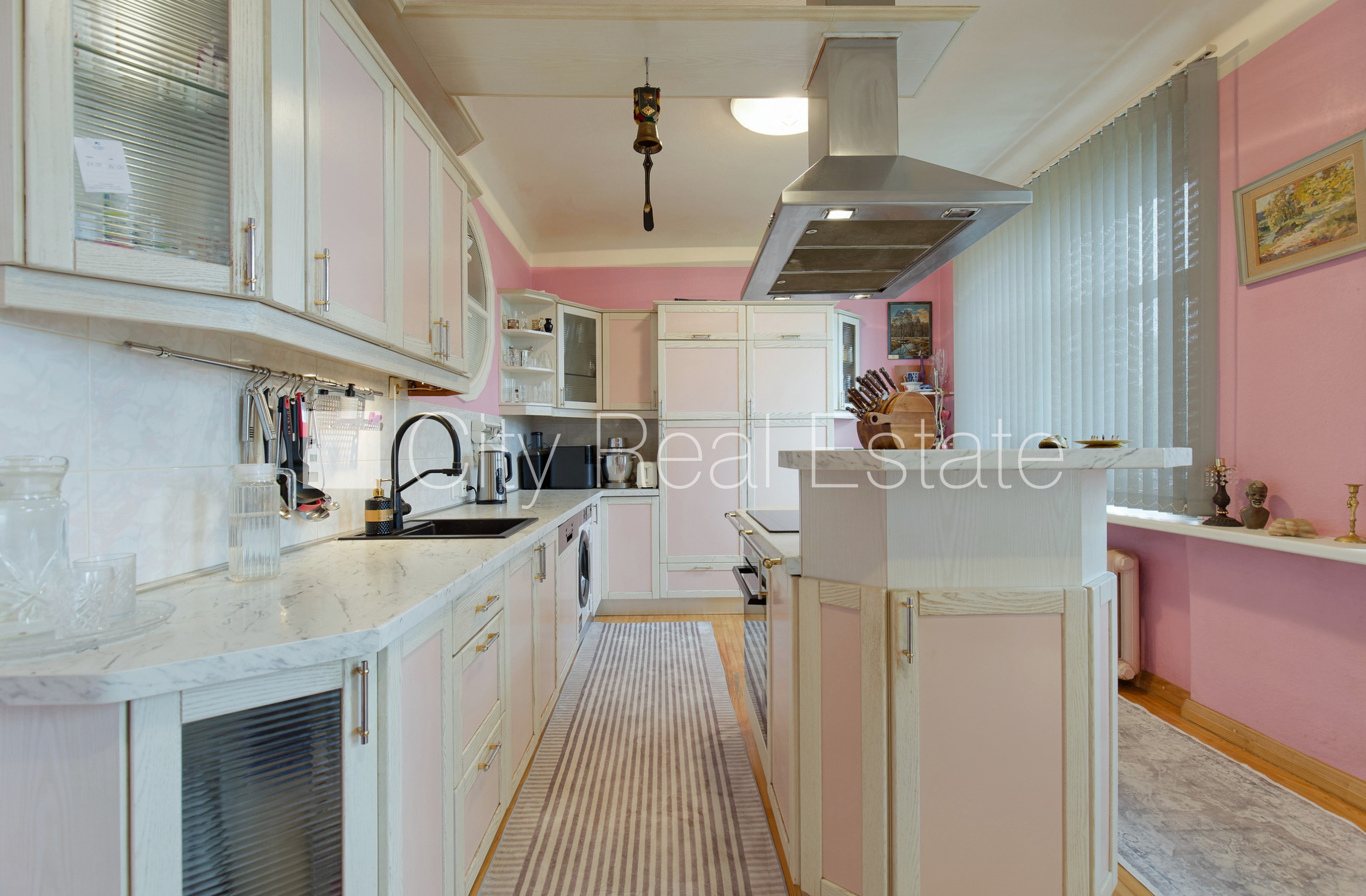 Sludinājumi. Fasādes māja, slēgts pagalms, vieta automašīnai, ir lifts, balkons, sauna, logi vērsti mājas abās Cena: 289000 EUR Foto #11