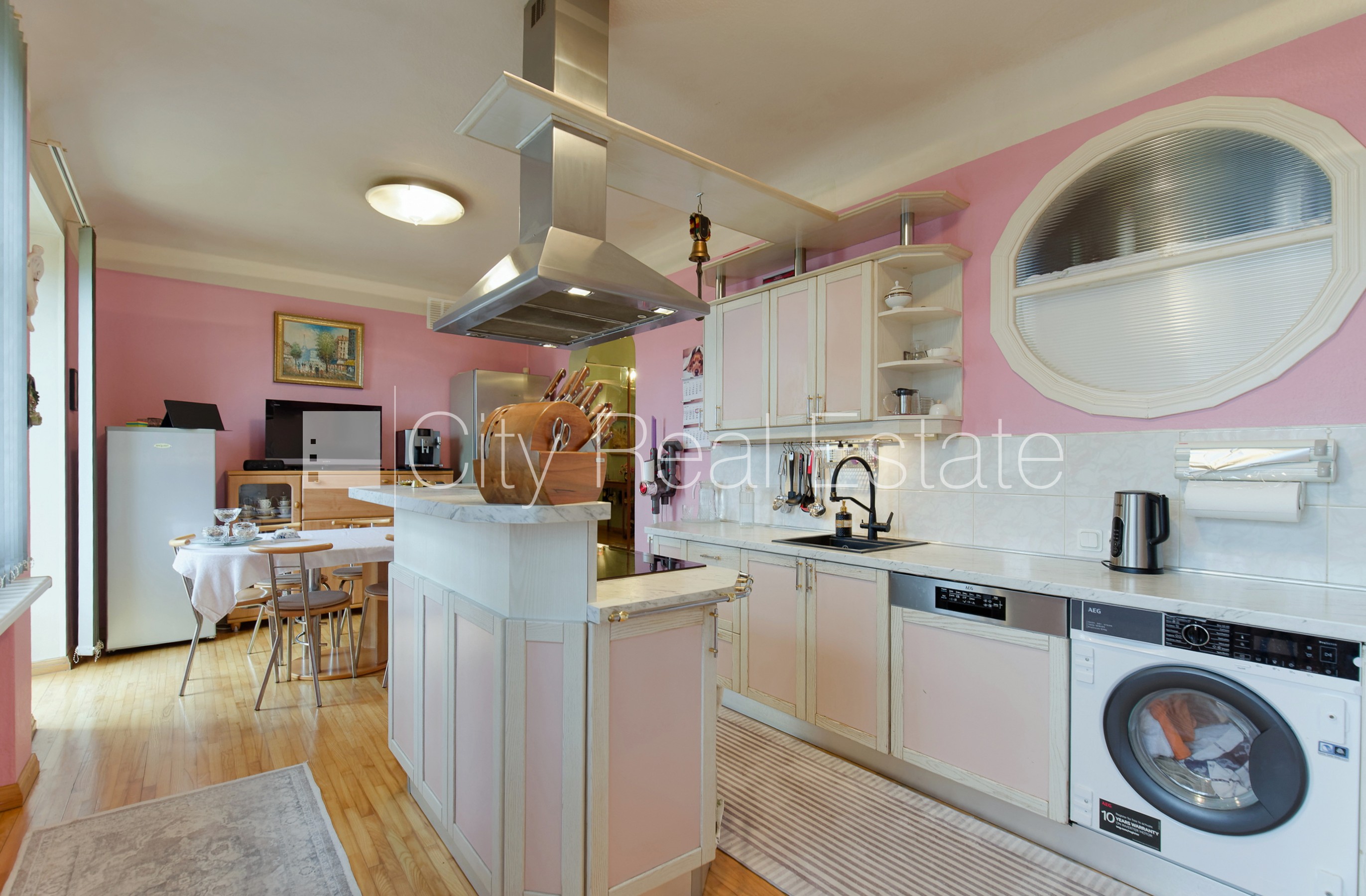 Sludinājumi. Fasādes māja, slēgts pagalms, vieta automašīnai, ir lifts, balkons, sauna, logi vērsti mājas abās Cena: 289000 EUR Foto #12